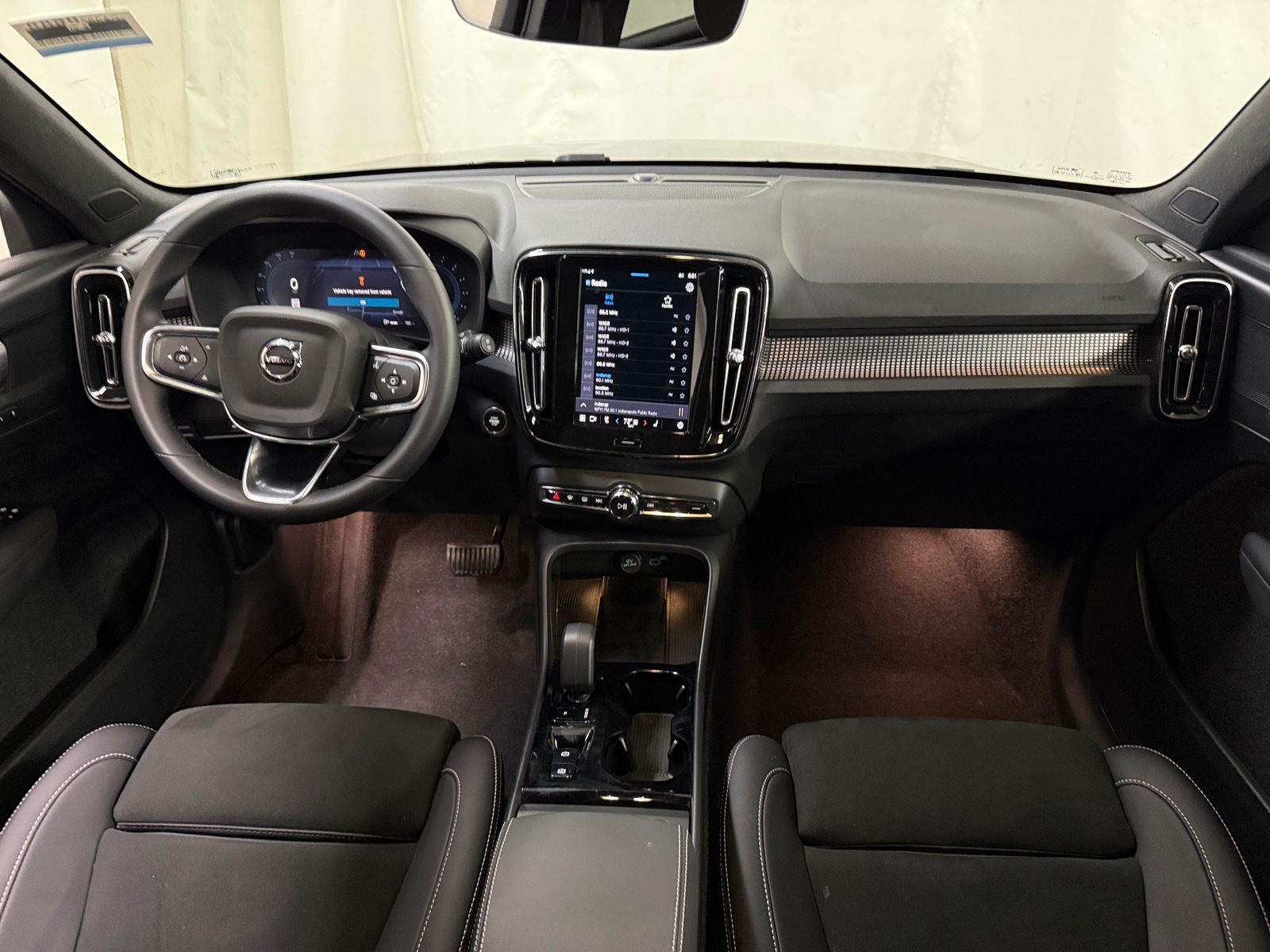 Thumbnail: 2025 Volvo XC40 - 3