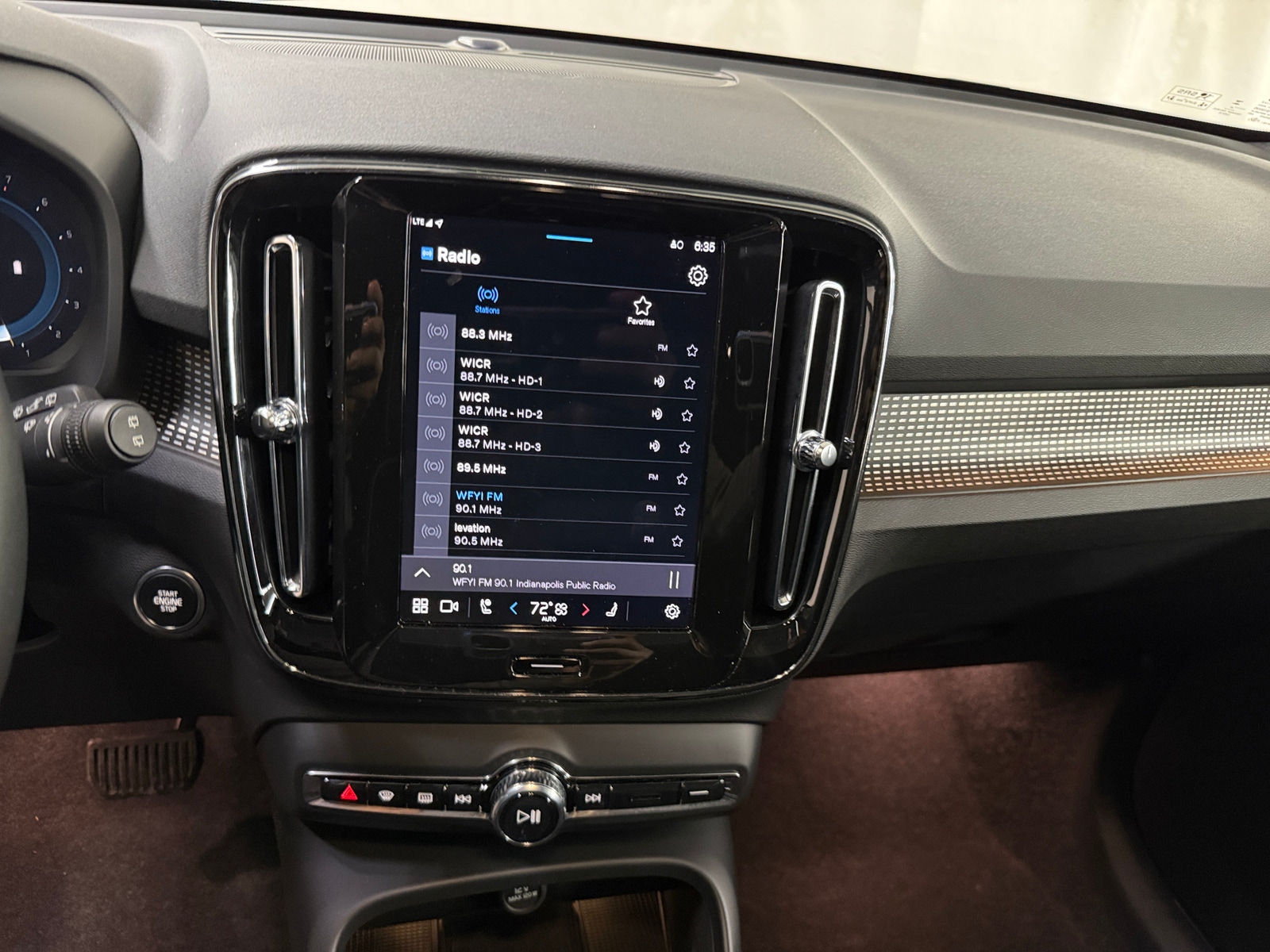 Thumbnail: 2025 Volvo XC40 - 4