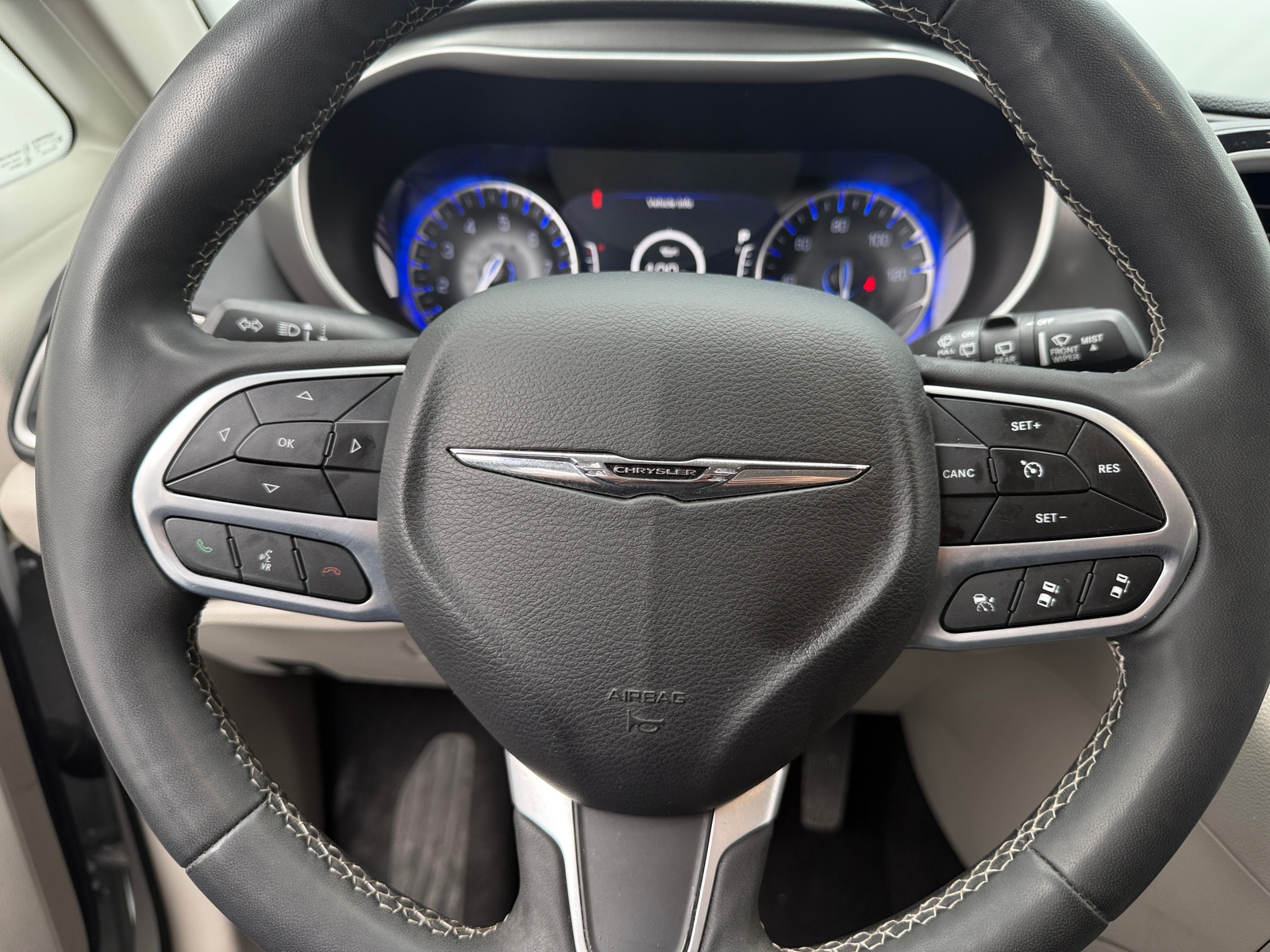 Thumbnail: 2023 Chrysler Pacifica - 4