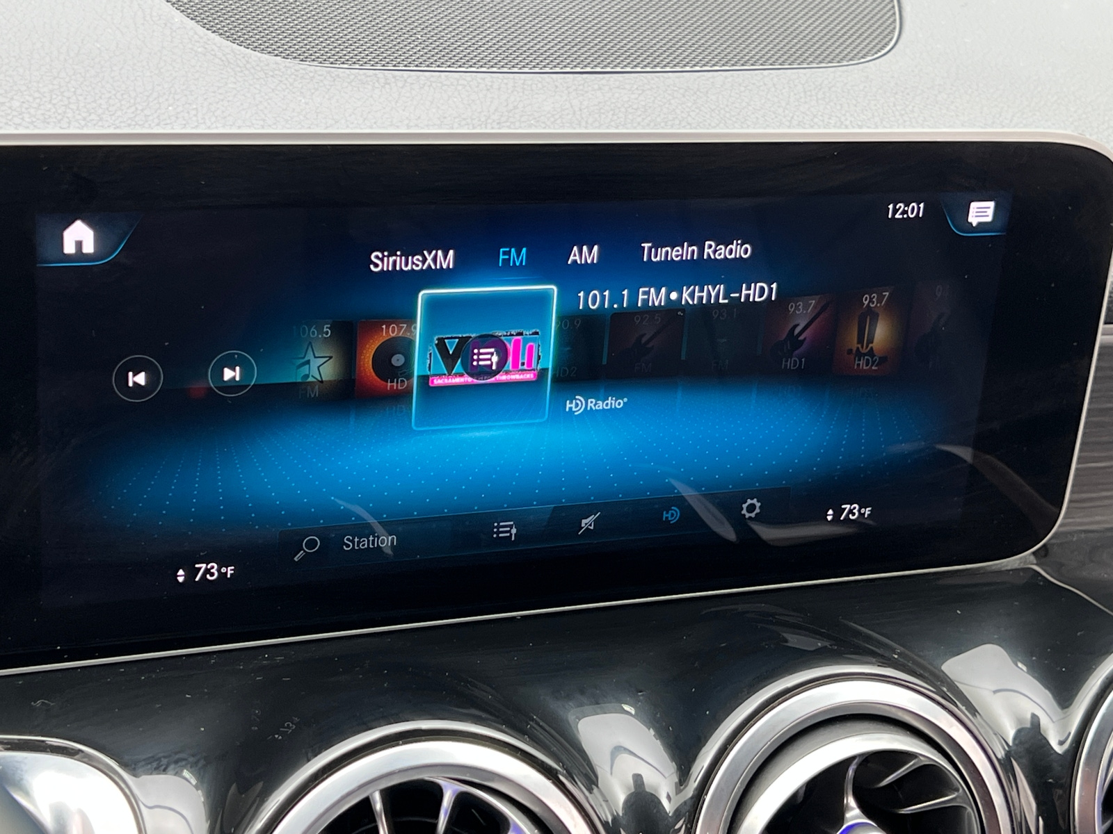 Thumbnail: 2021 Mercedes-Benz GLB - 3