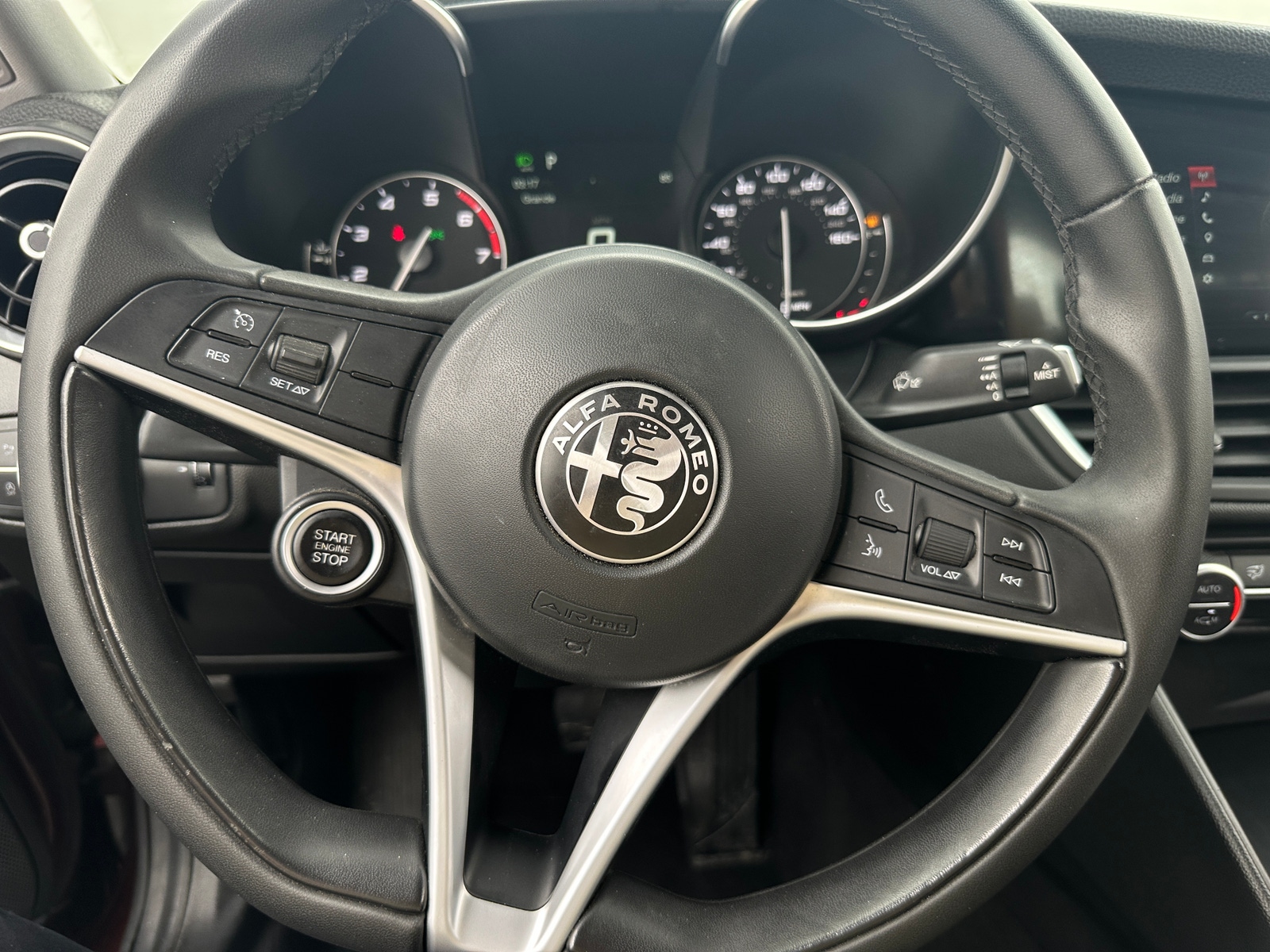 Thumbnail: 2017 Alfa Romeo Giulia - 4