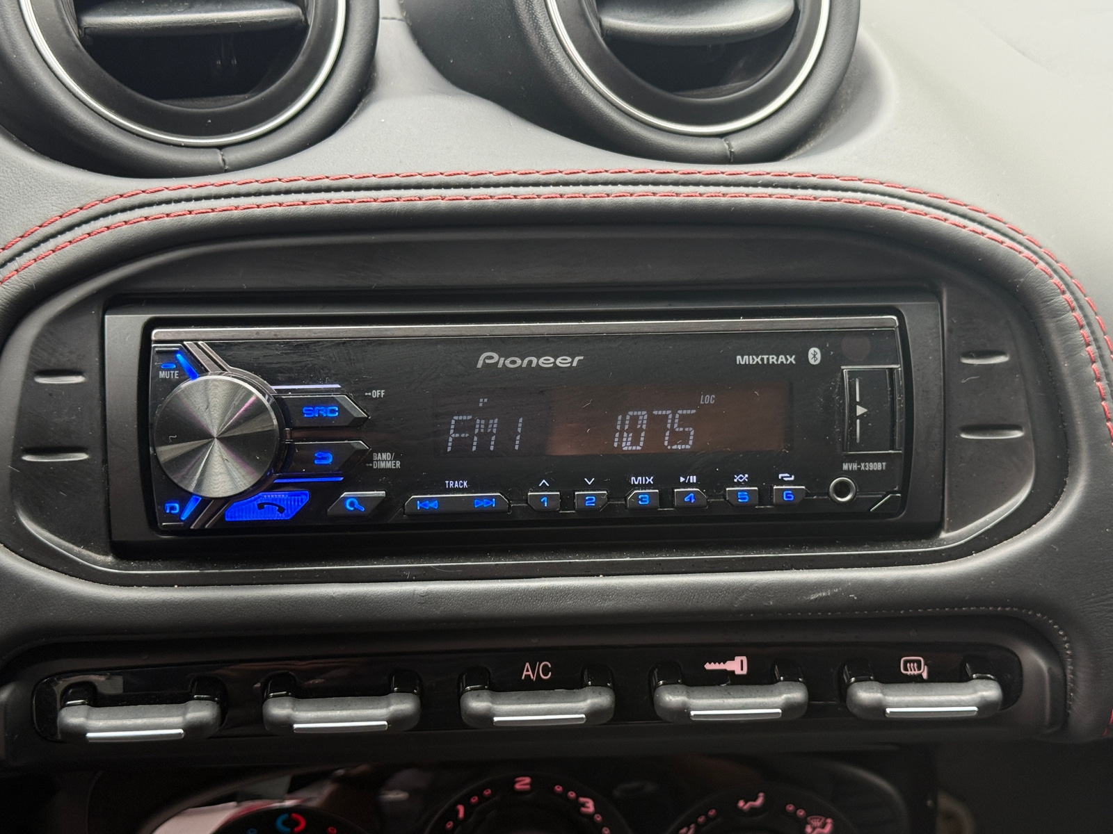 Thumbnail: 2015 Alfa Romeo 4C - 2