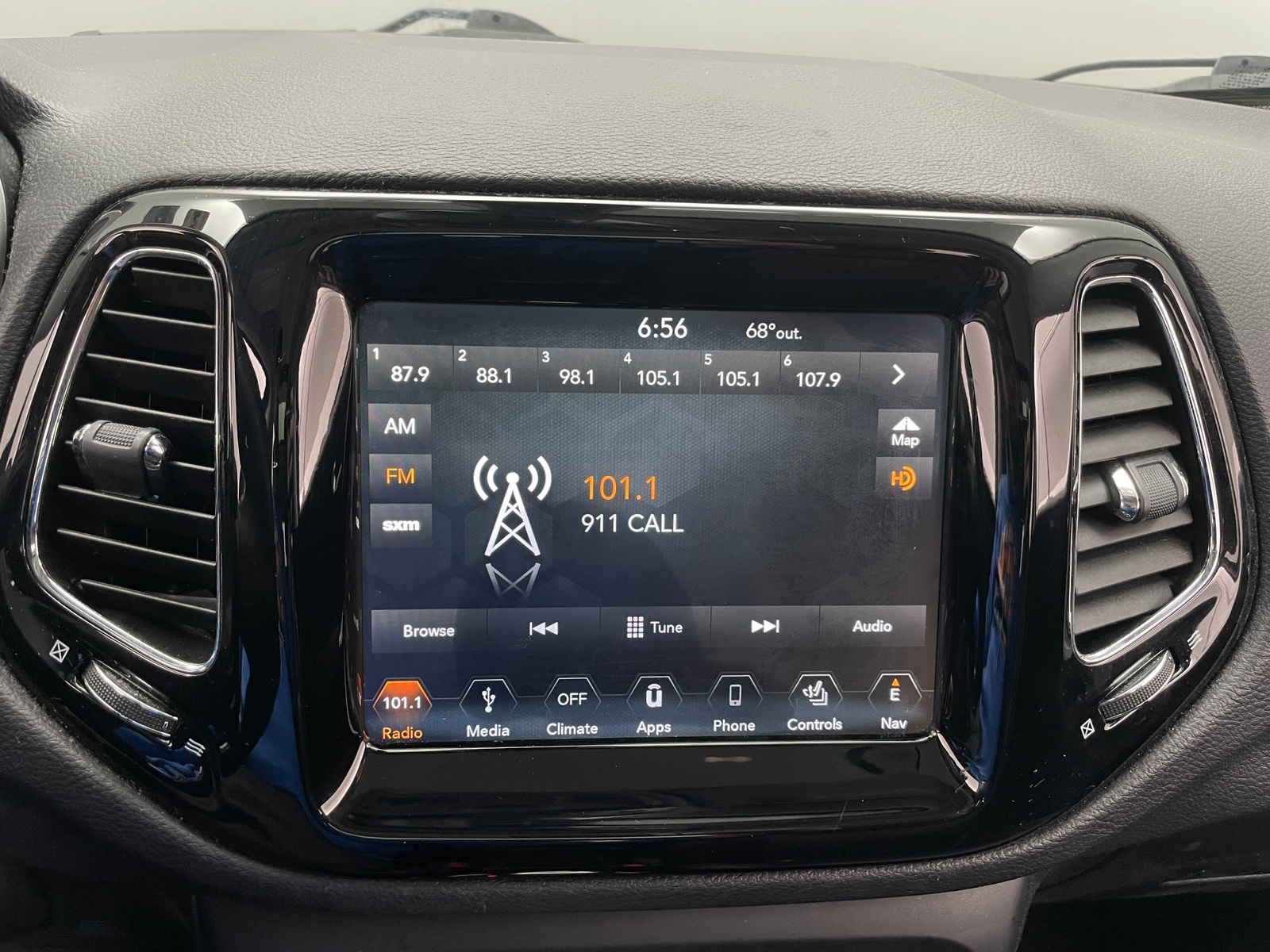 Thumbnail: 2018 Jeep Compass - 3