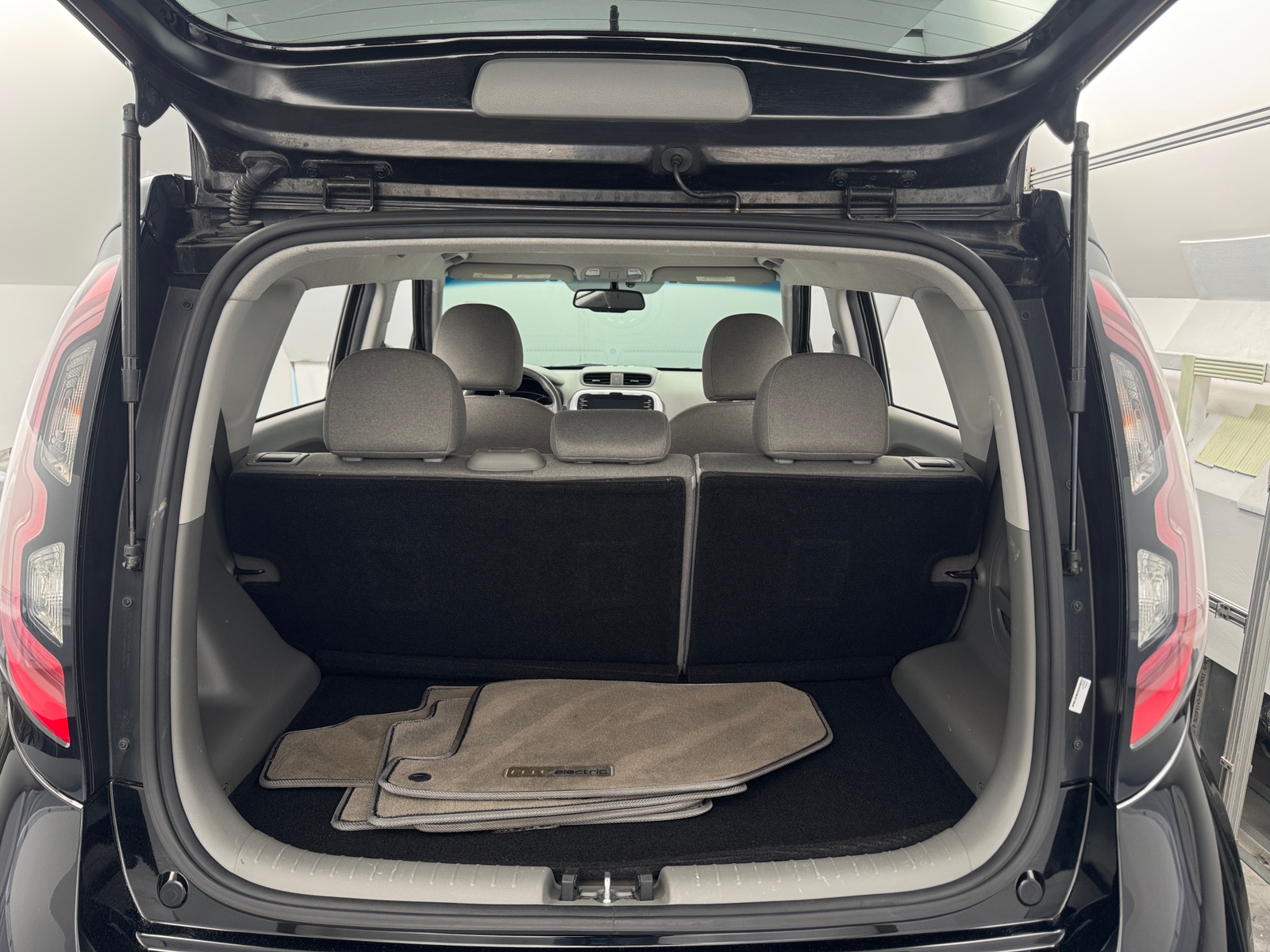 Thumbnail: 2017 Kia Soul EV - 7