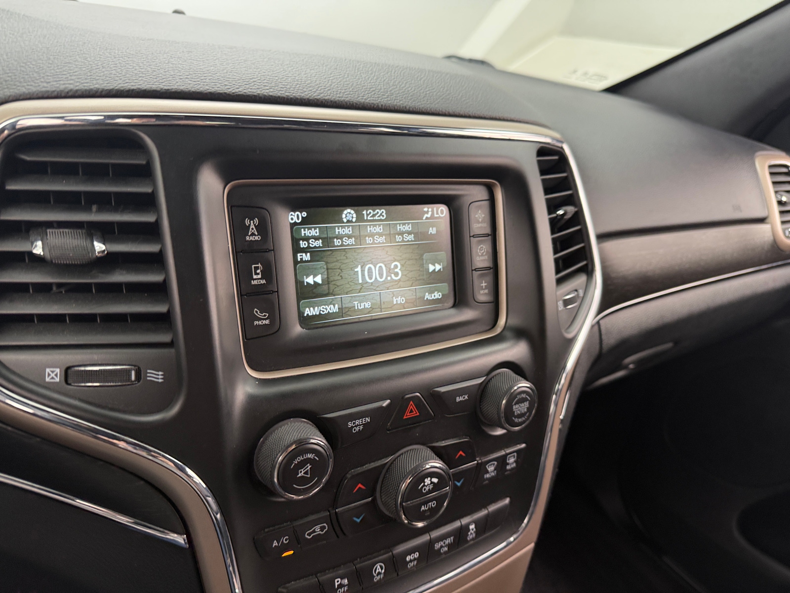 Thumbnail: 2017 Jeep Grand Cherokee - 3