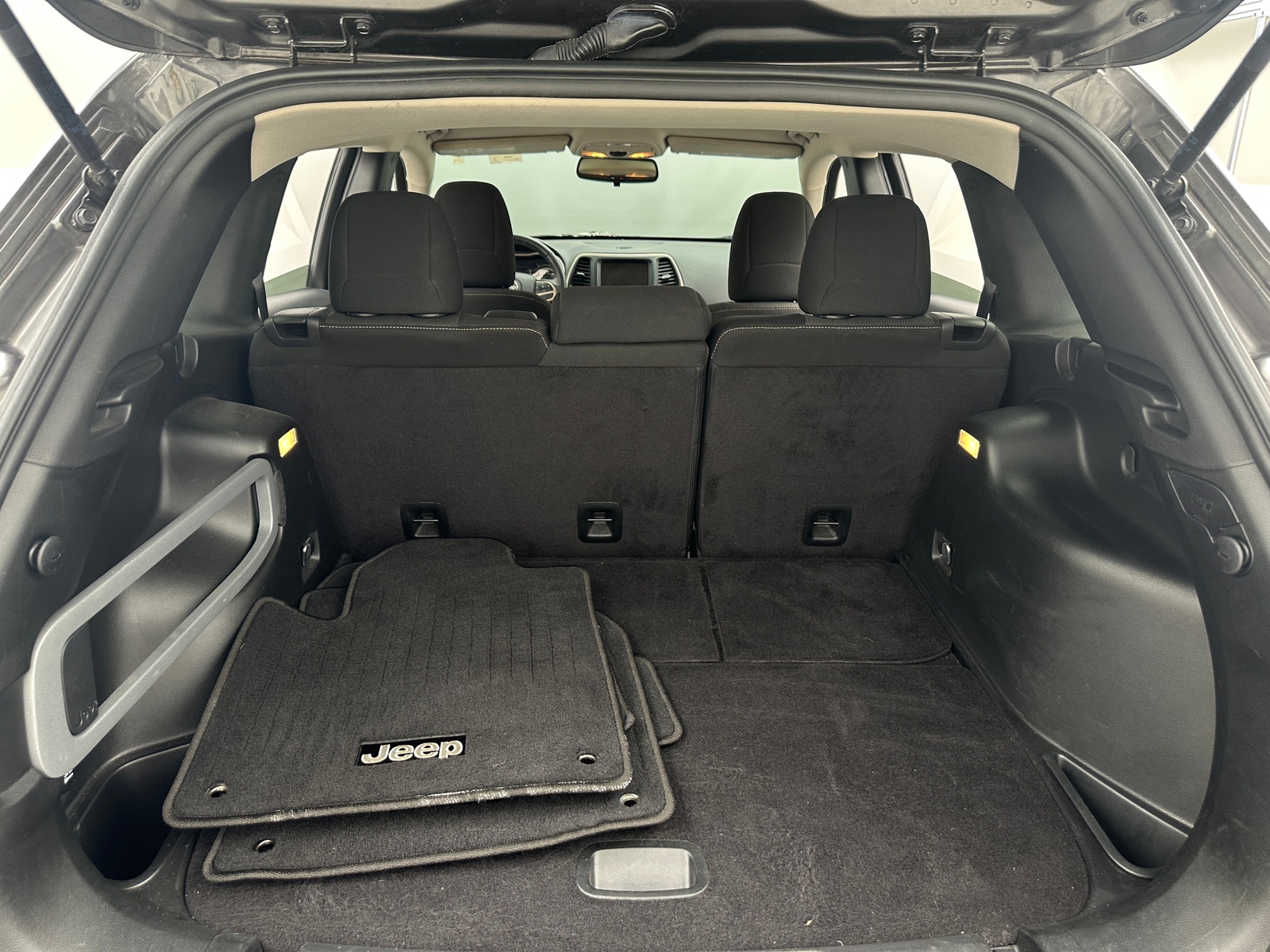 Thumbnail: 2017 Jeep Cherokee - 7