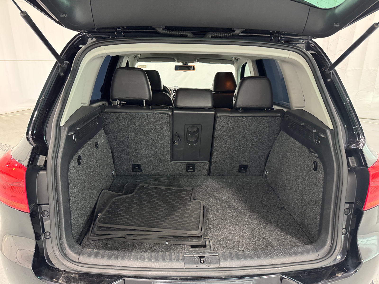 Thumbnail: 2012 Volkswagen Tiguan - 7