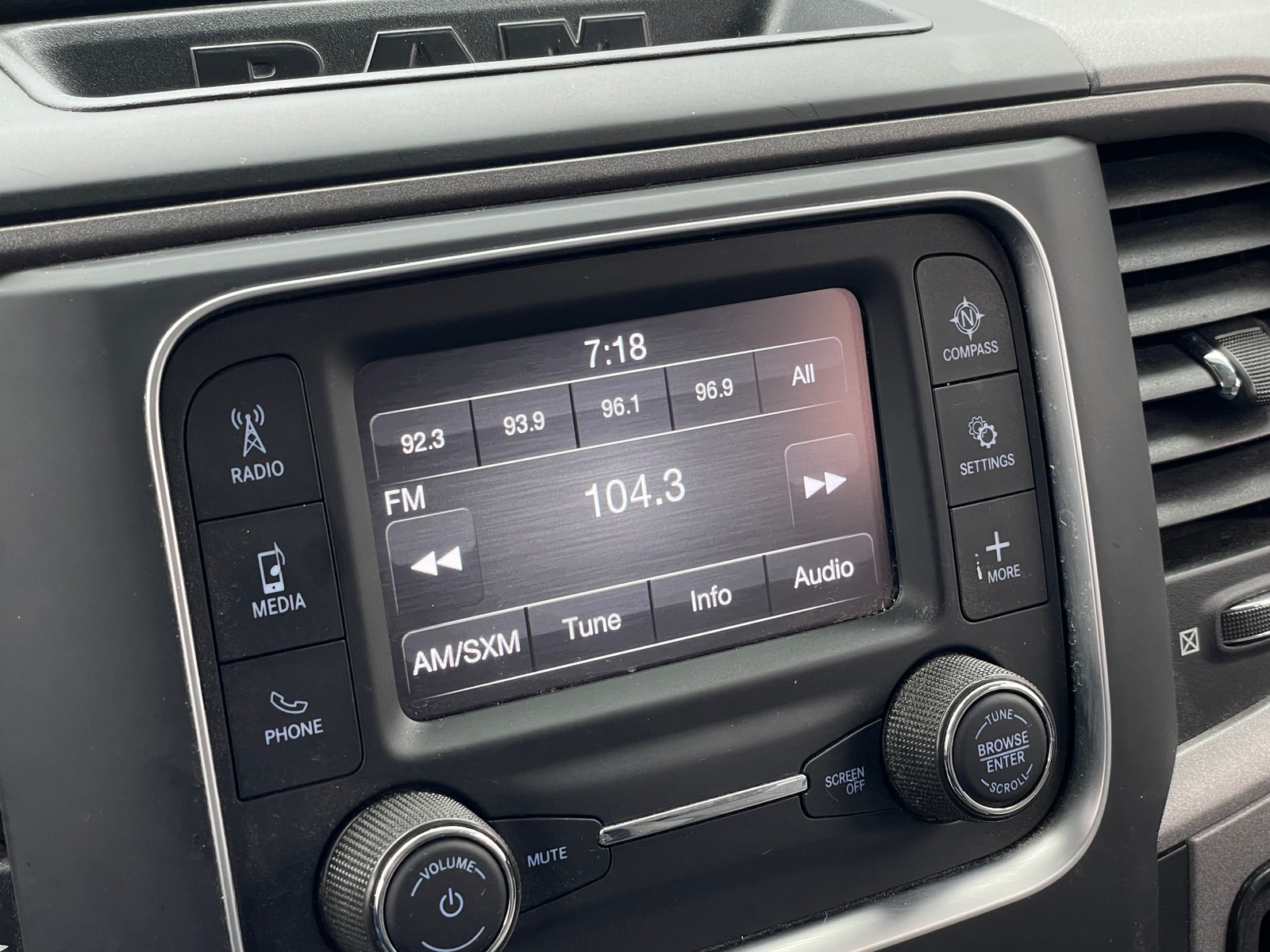 Thumbnail: 2021 RAM 1500 Classic - 4