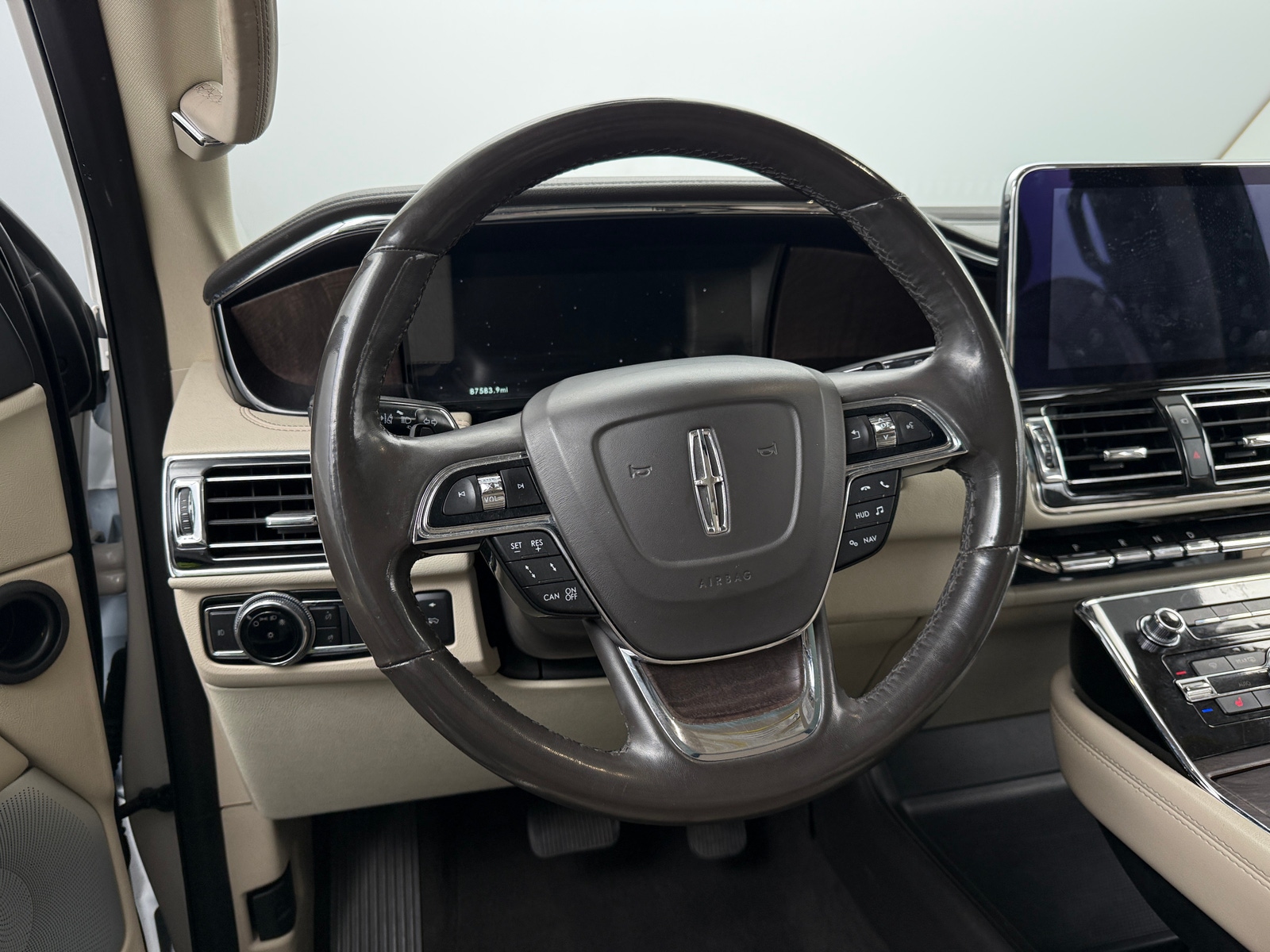 Thumbnail: 2019 Lincoln Navigator L - 4