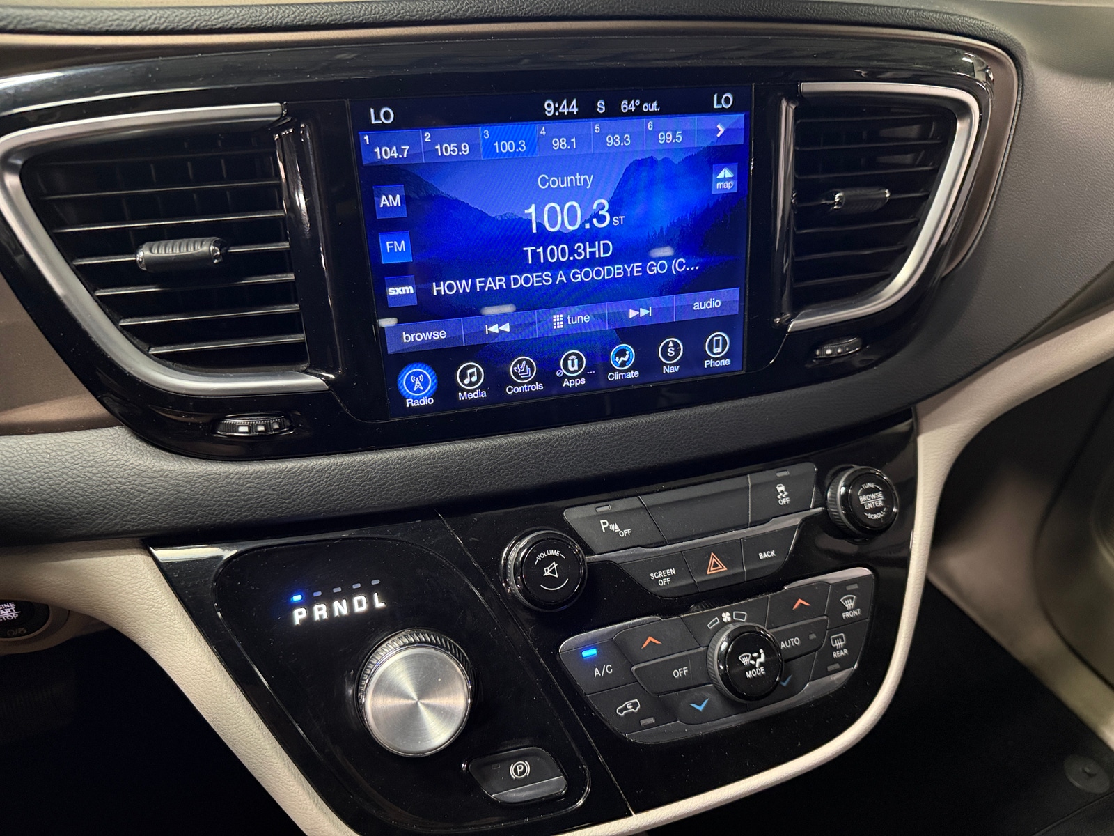 Thumbnail: 2017 Chrysler Pacifica - 3