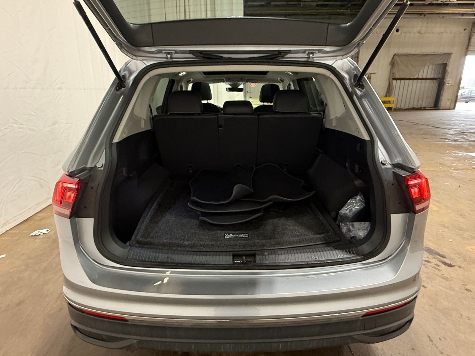 Thumbnail: 2023 Volkswagen Tiguan - 6