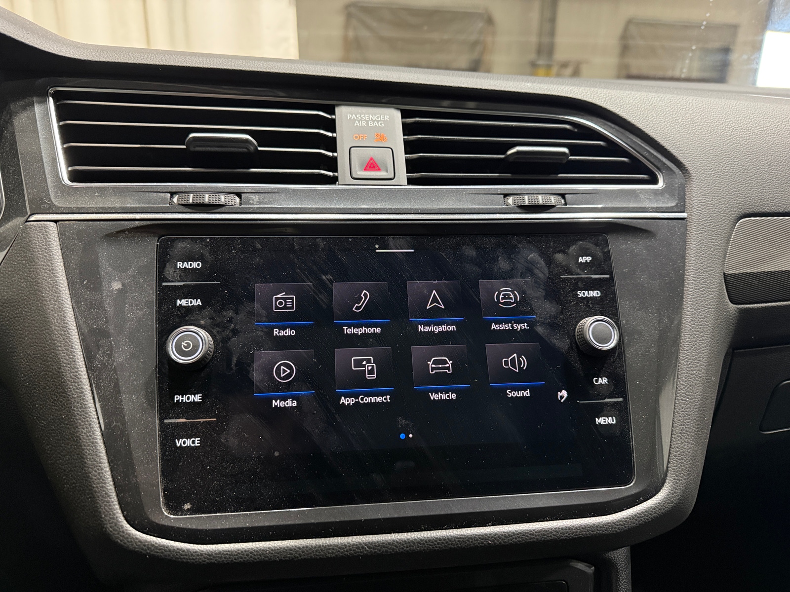 Thumbnail: 2023 Volkswagen Tiguan - 3