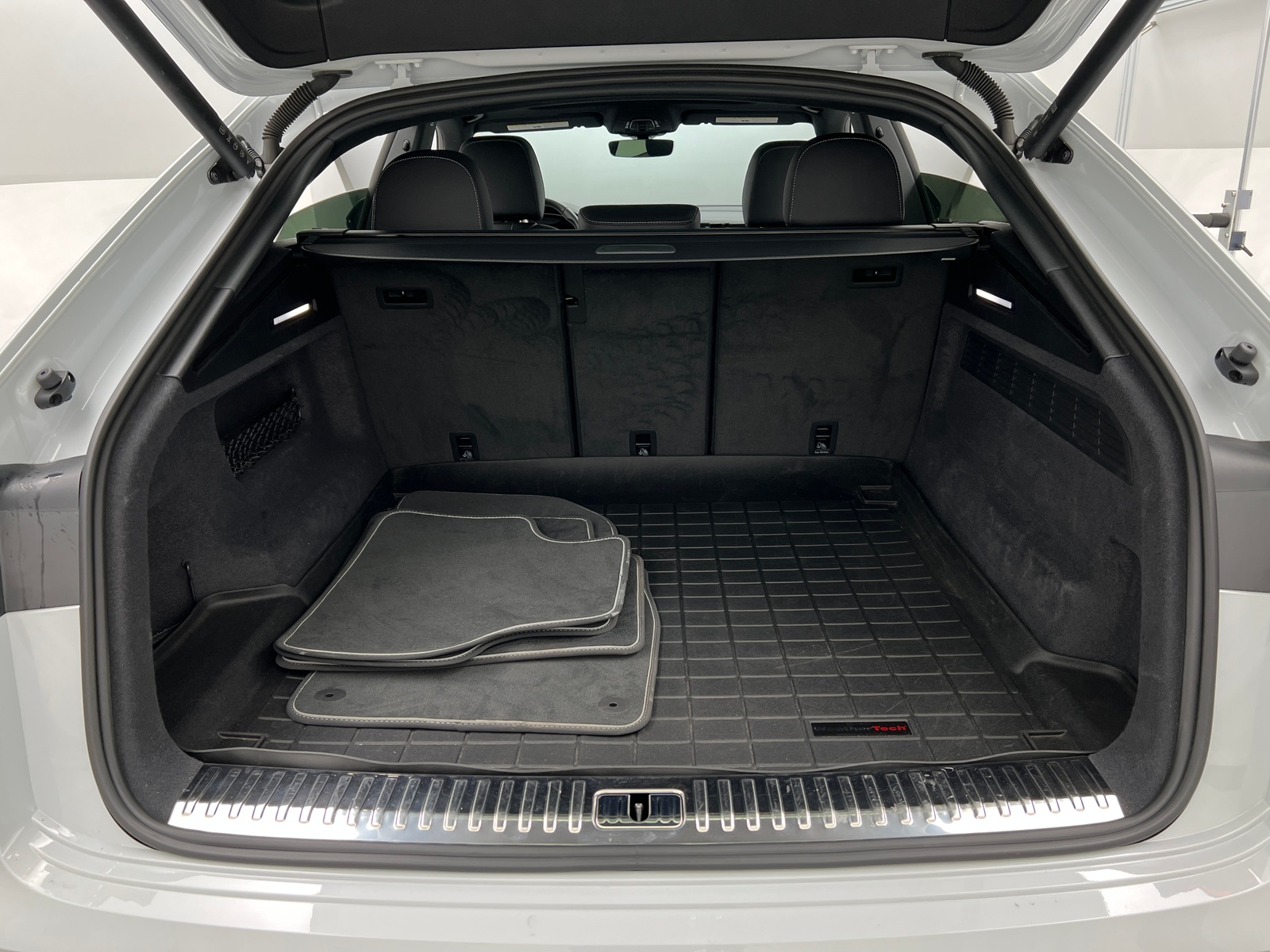 Thumbnail: 2023 Audi Q8 - 6