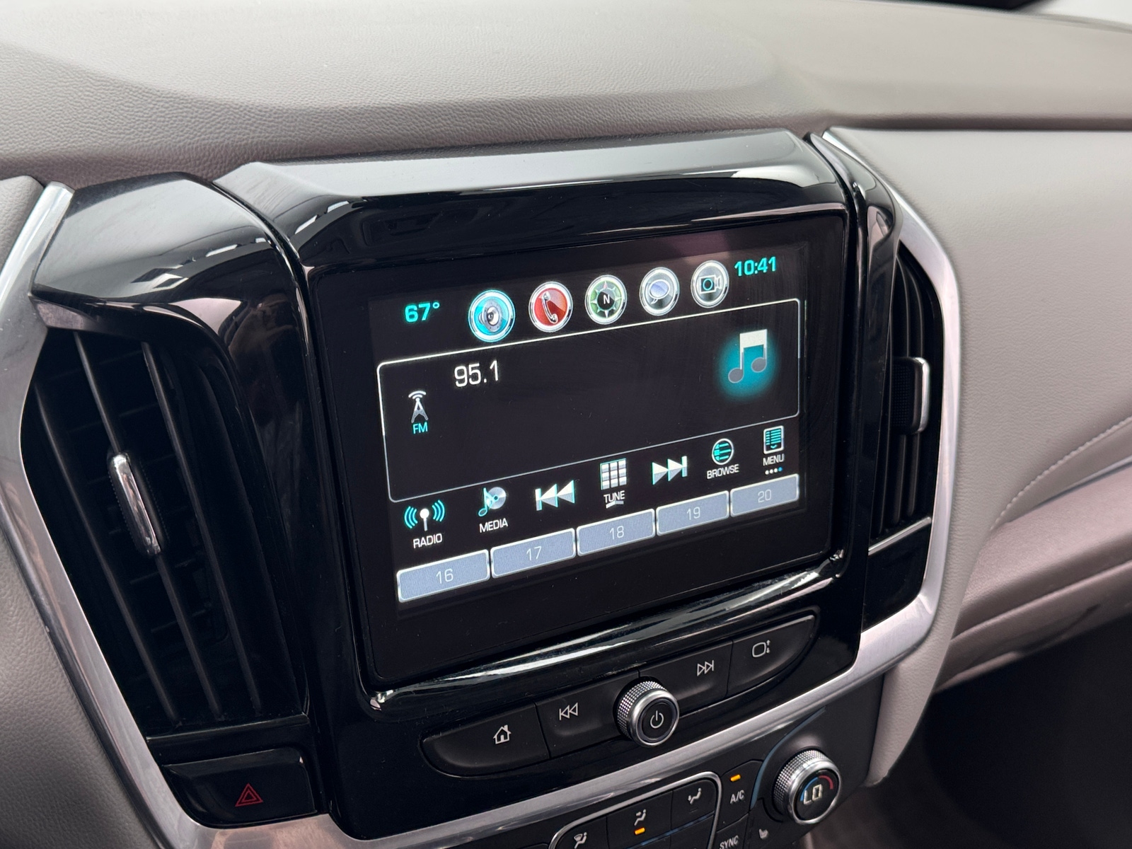 Thumbnail: 2019 Chevrolet Traverse - 3