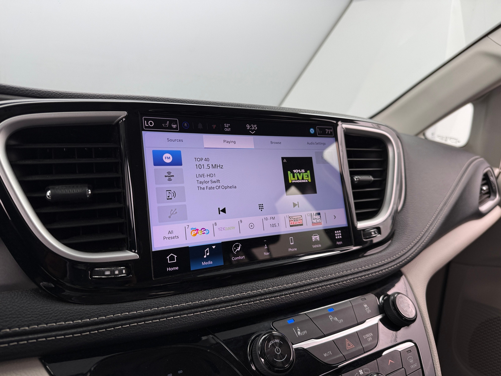 Thumbnail: 2024 Chrysler Pacifica - 4