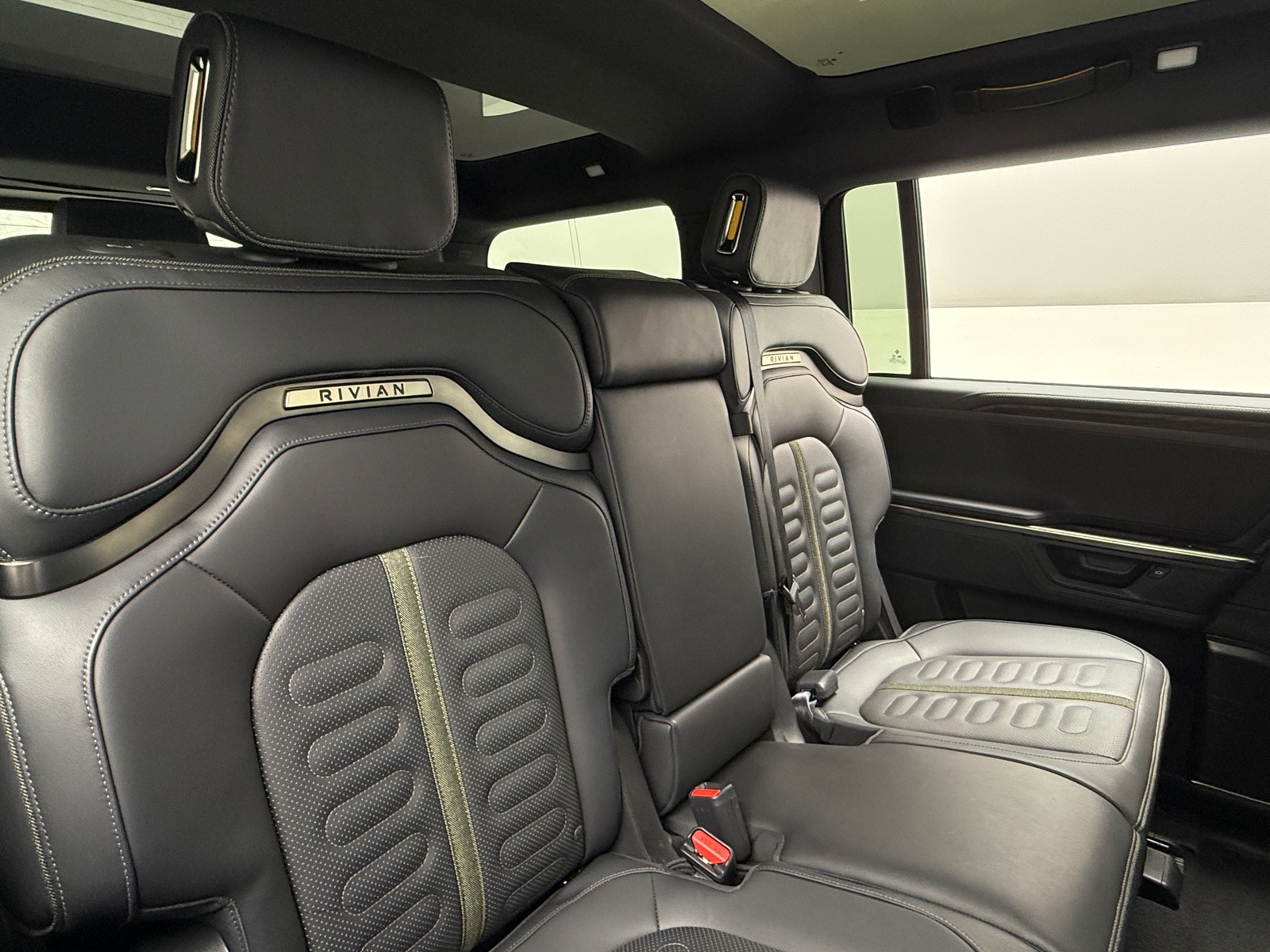 Thumbnail: 2025 Rivian R1S - 5