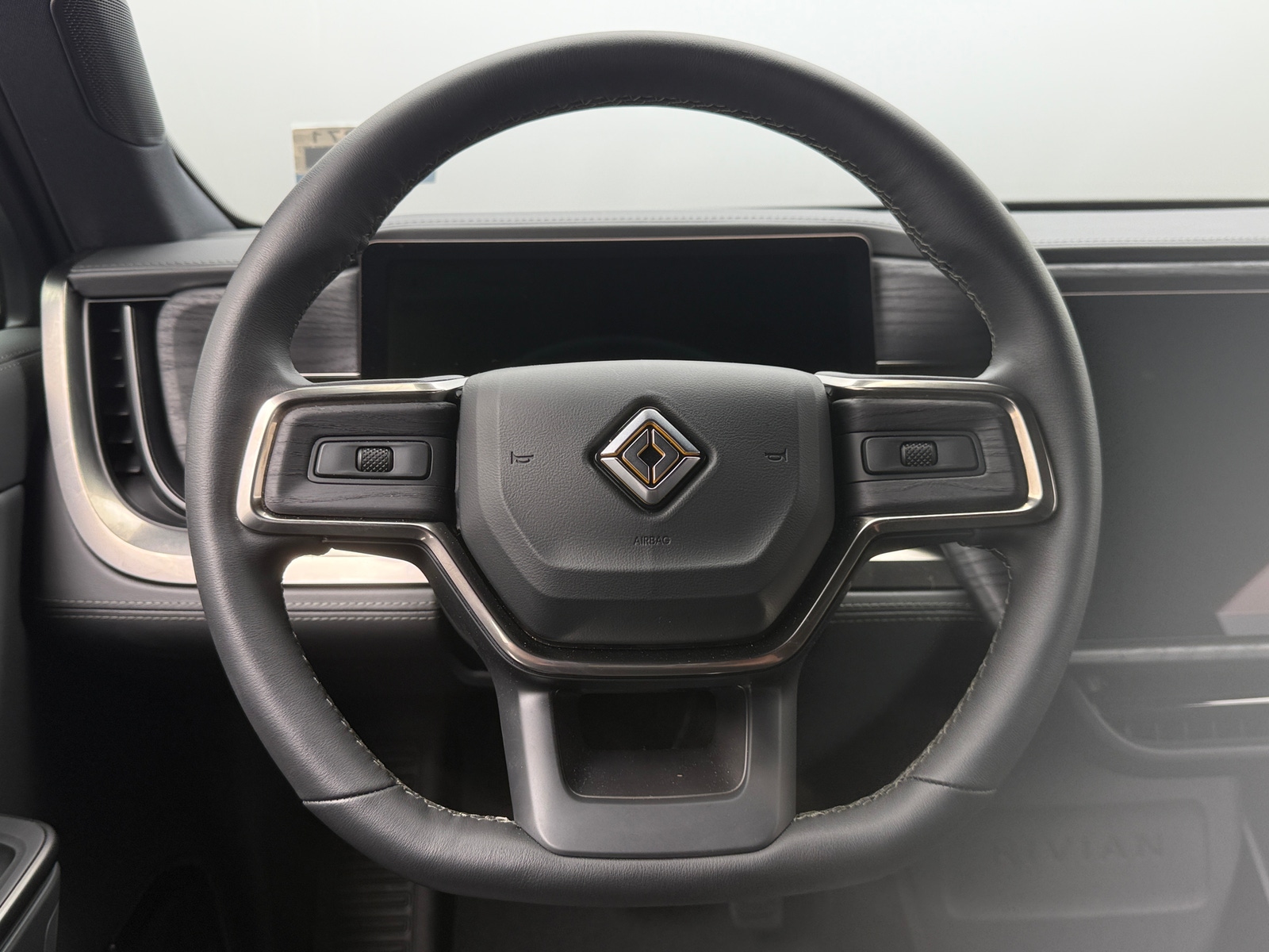 Thumbnail: 2025 Rivian R1S - 4