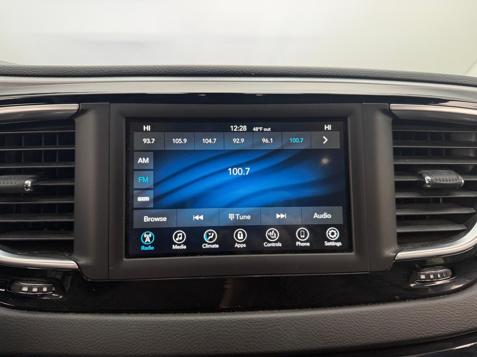 Thumbnail: 2018 Chrysler Pacifica - 3