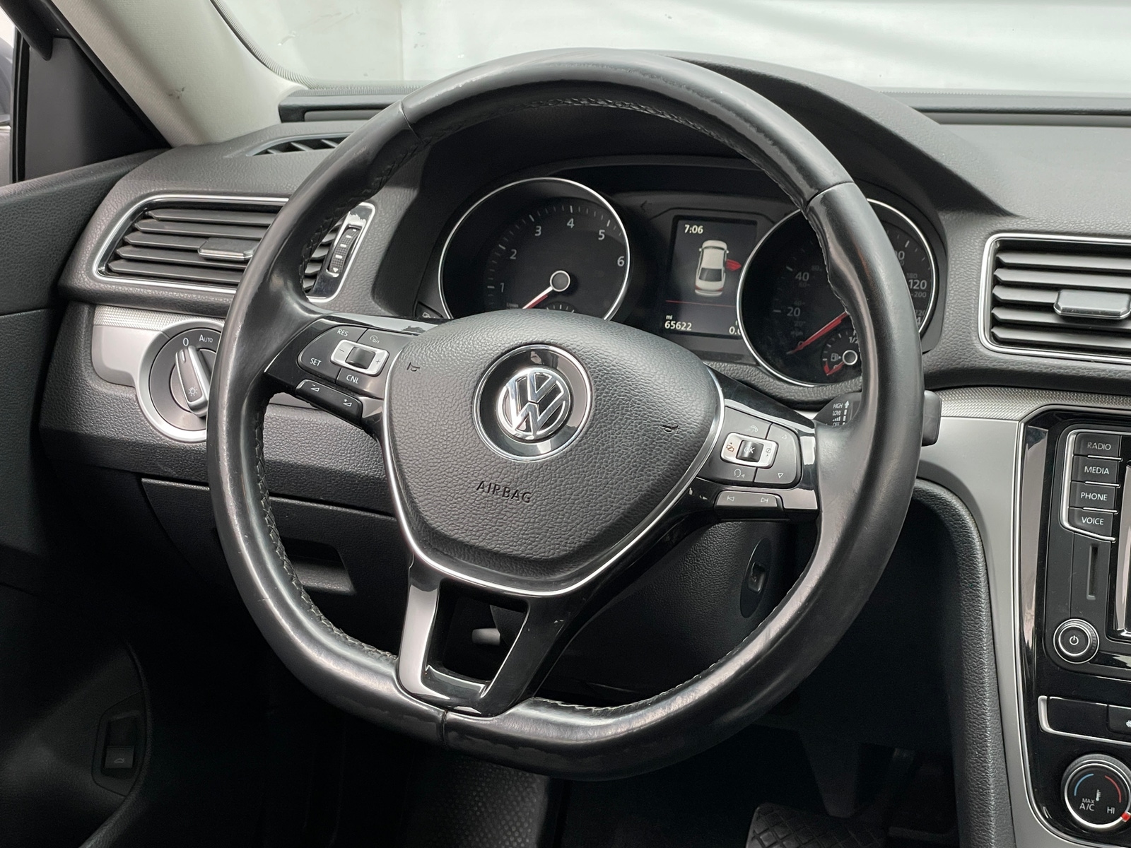 Thumbnail: 2019 Volkswagen Passat - 4