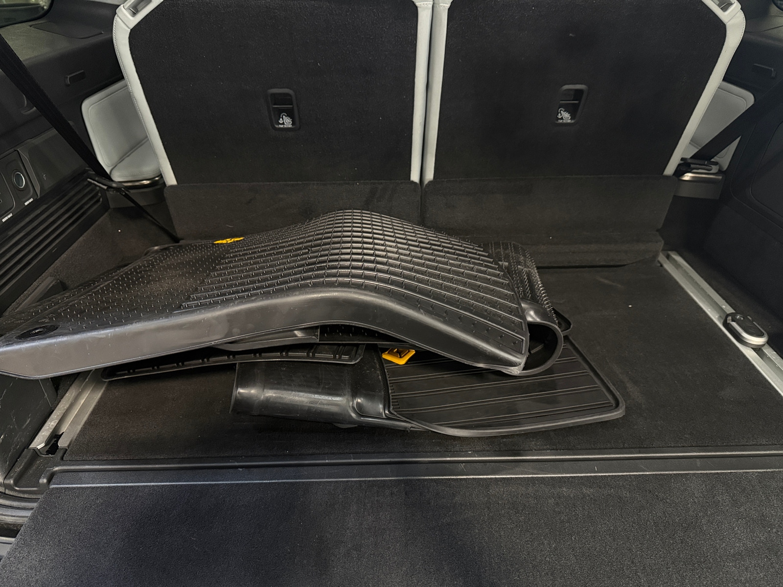 Thumbnail: 2024 Rivian R1S - 6