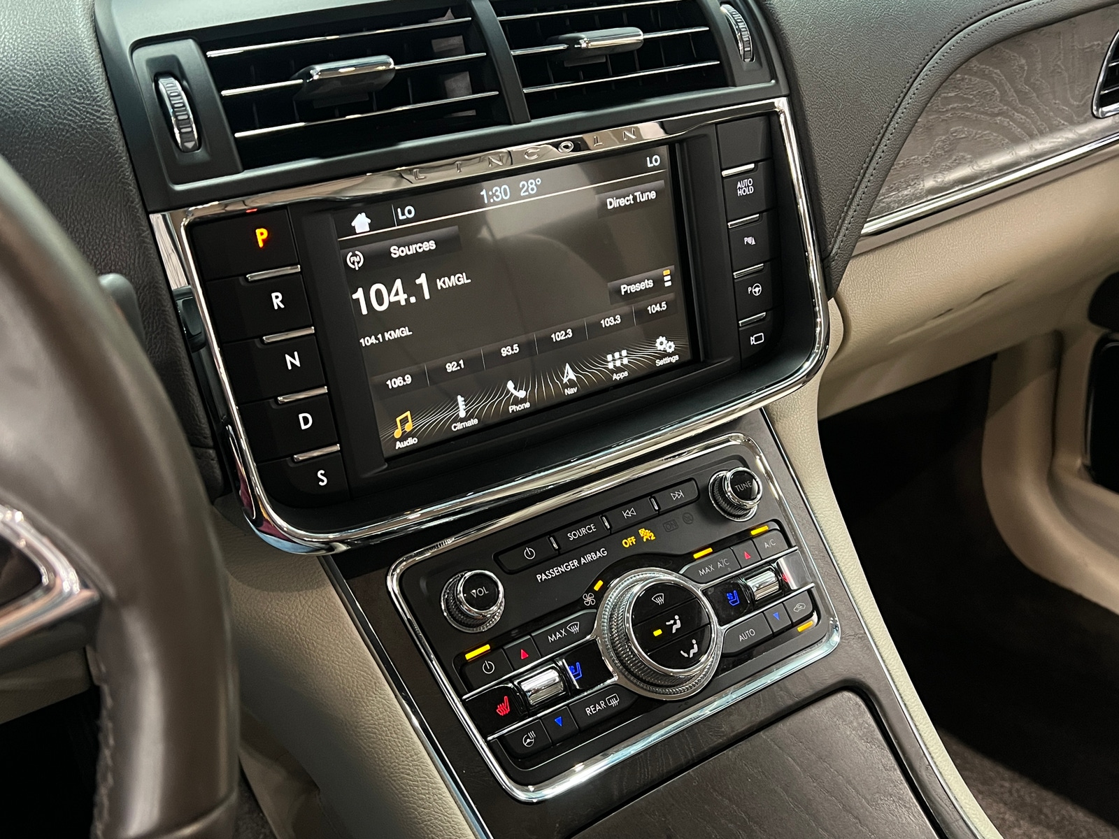 Thumbnail: 2017 Lincoln Continental - 3