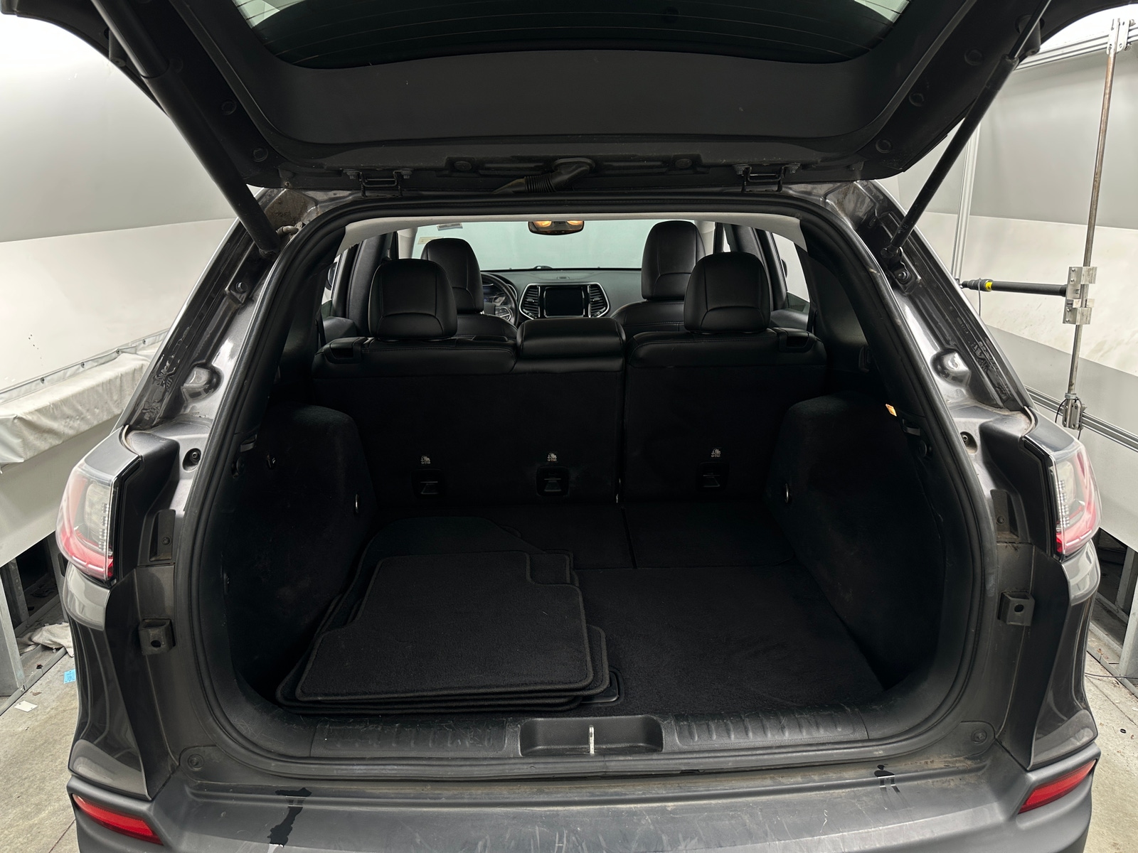 Thumbnail: 2019 Jeep Cherokee - 6