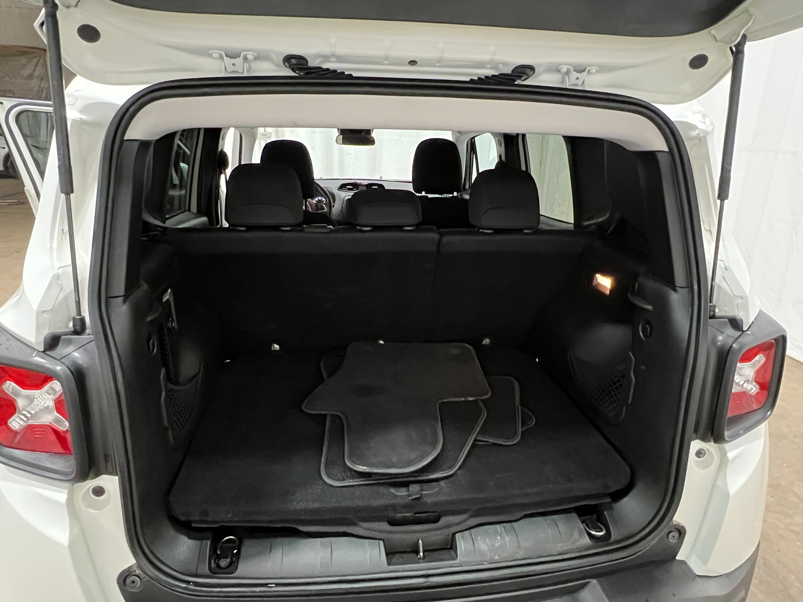 Thumbnail: 2017 Jeep Renegade - 7