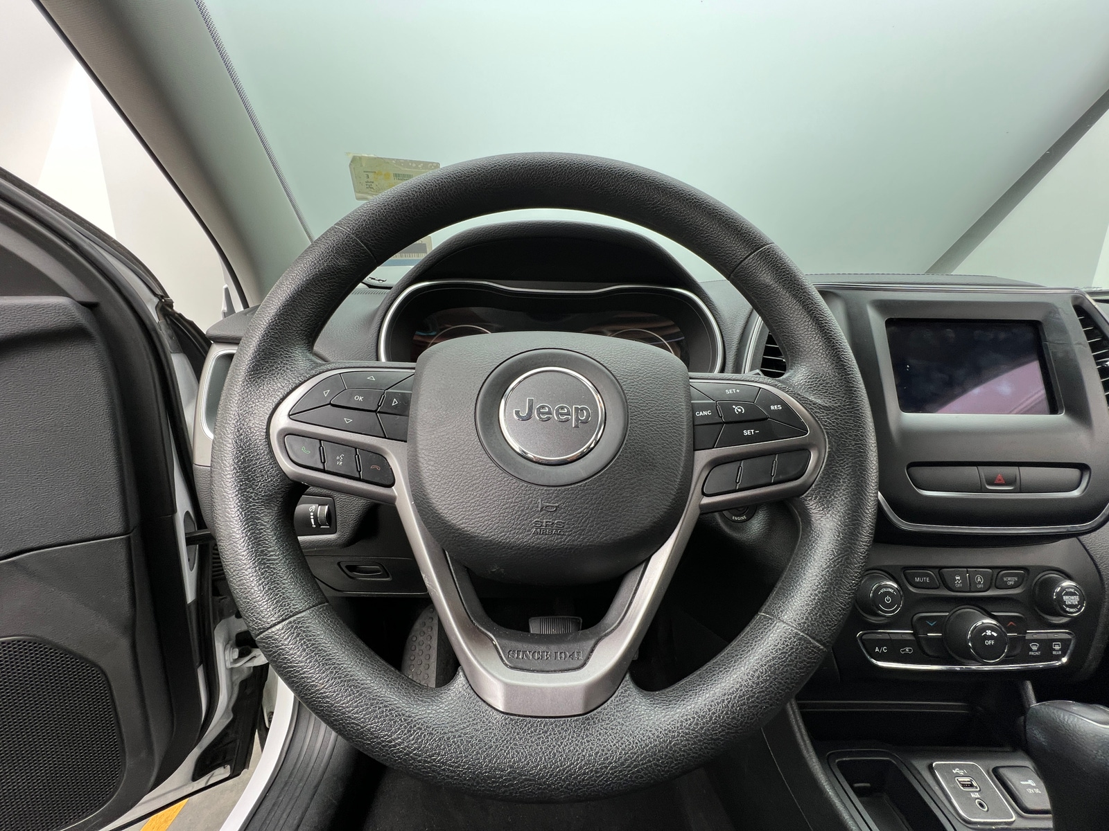 Thumbnail: 2019 Jeep Cherokee - 5