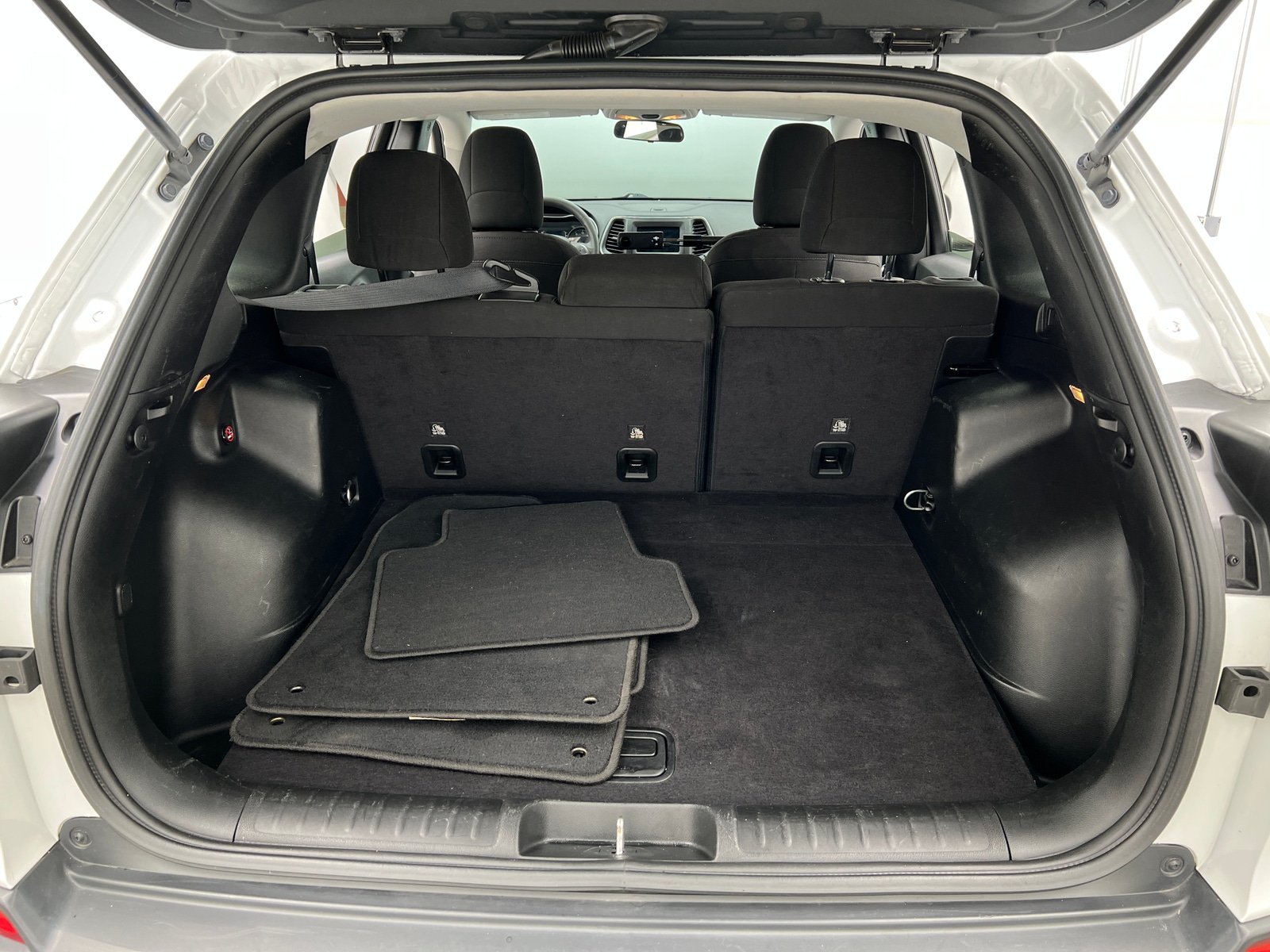 Thumbnail: 2019 Jeep Cherokee - 7