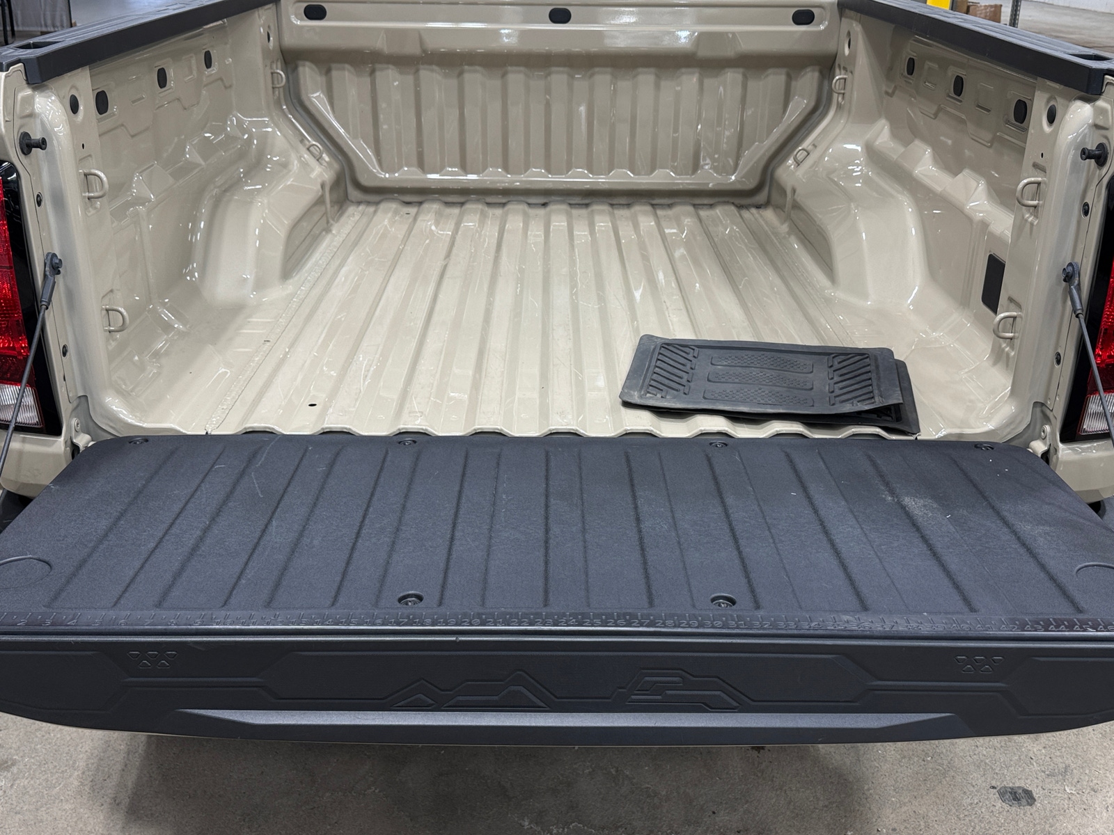 Thumbnail: 2023 Chevrolet Colorado - 7