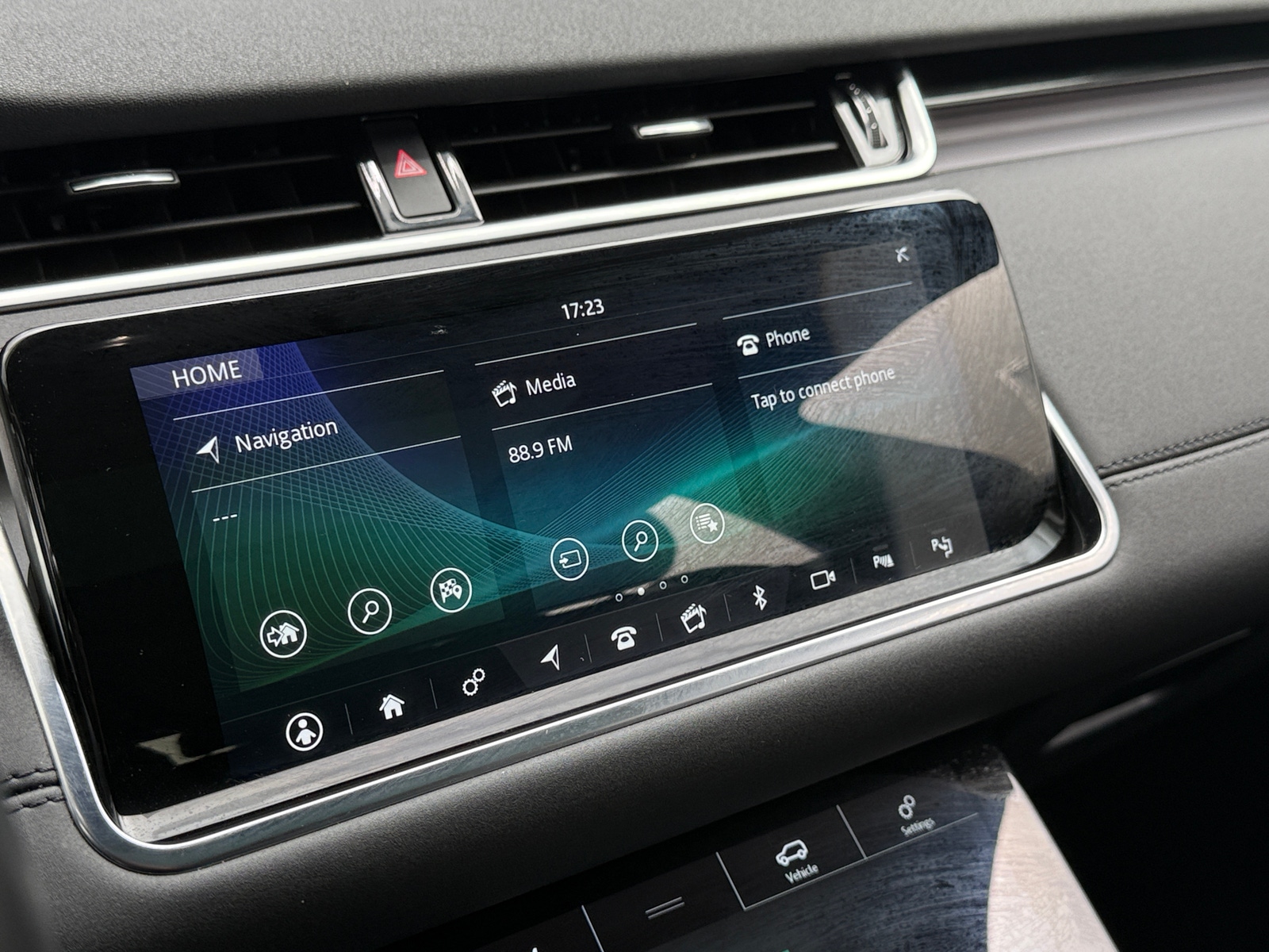 Thumbnail: 2020 Land Rover Range Rover Evoque - 3