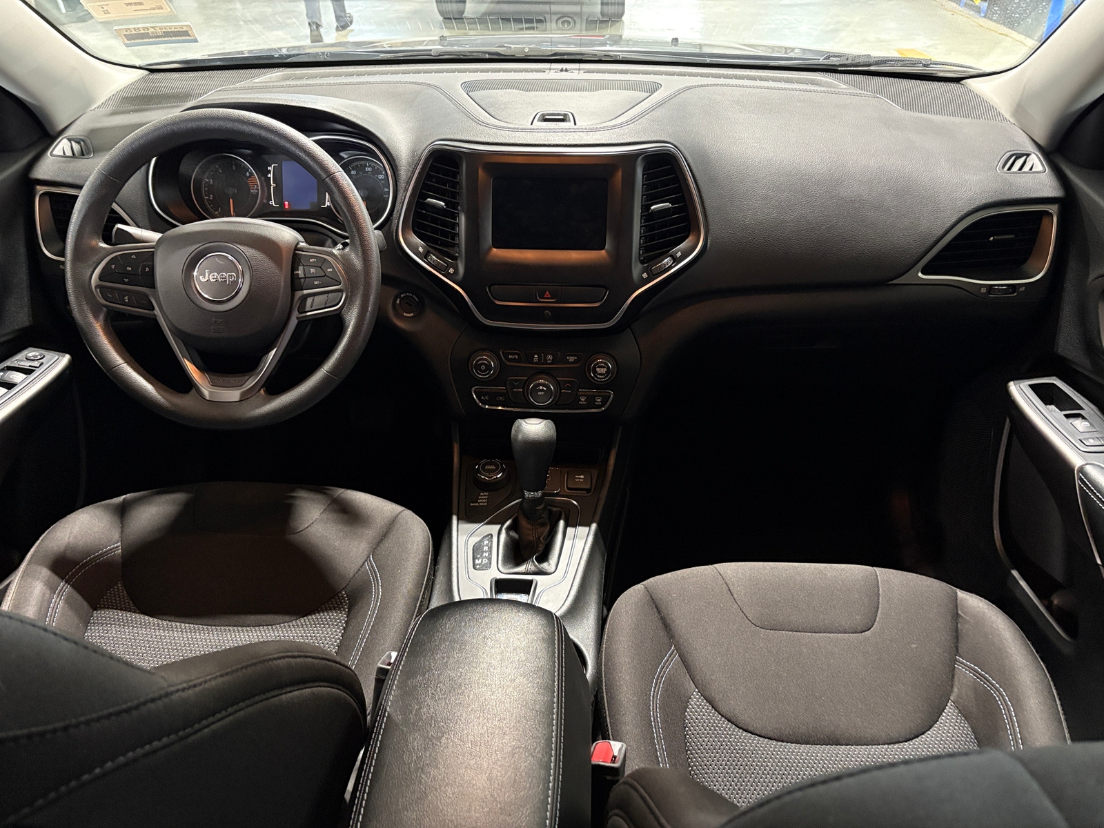 Thumbnail: 2019 Jeep Cherokee - 3