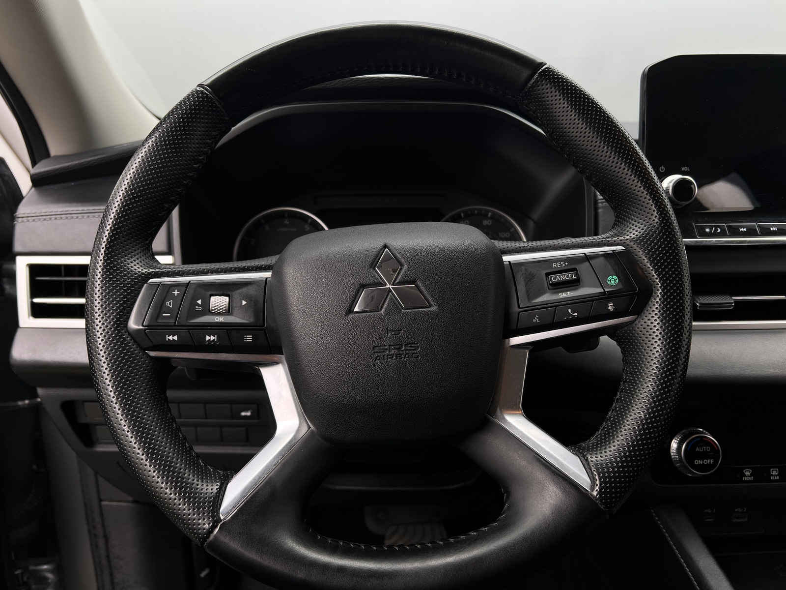 Thumbnail: 2024 Mitsubishi Outlander - 4