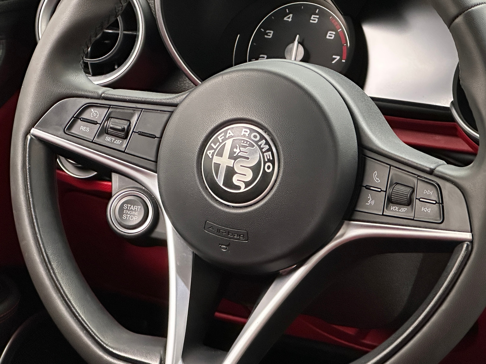 Thumbnail: 2019 Alfa Romeo Giulia - 4