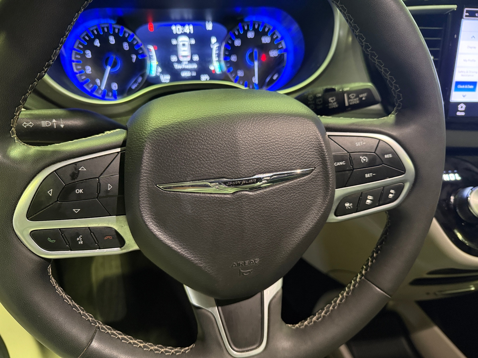 Thumbnail: 2023 Chrysler Pacifica - 4