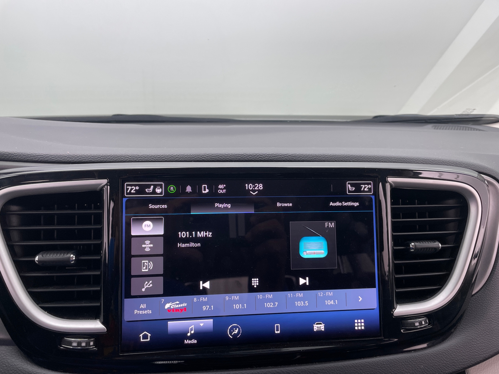 Thumbnail: 2023 Chrysler Pacifica - 3