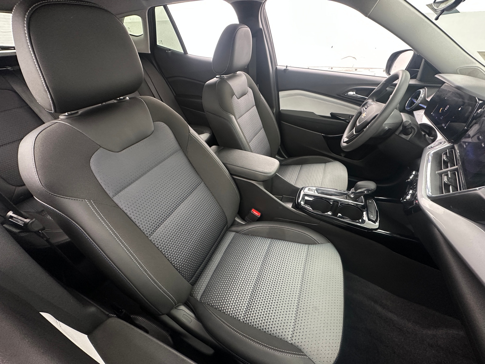 Thumbnail: 2025 Chevrolet Trax - 2