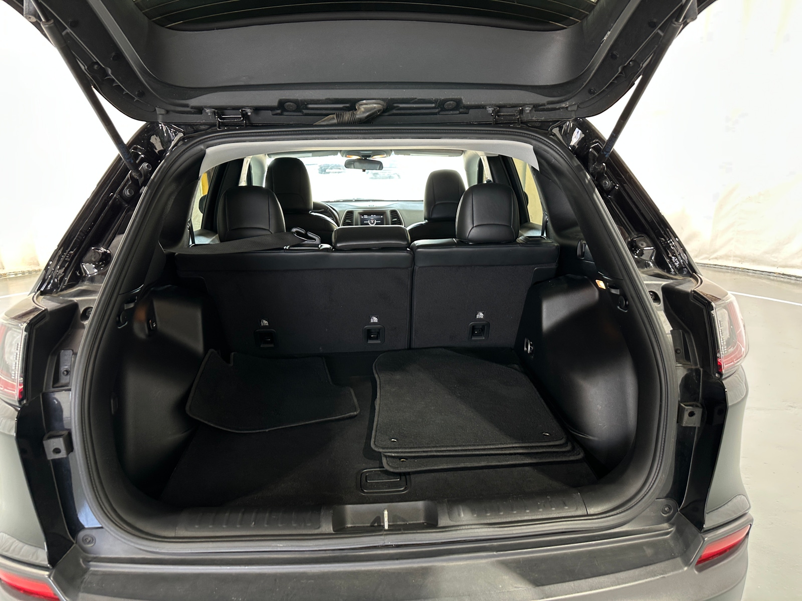 Thumbnail: 2019 Jeep Cherokee - 7