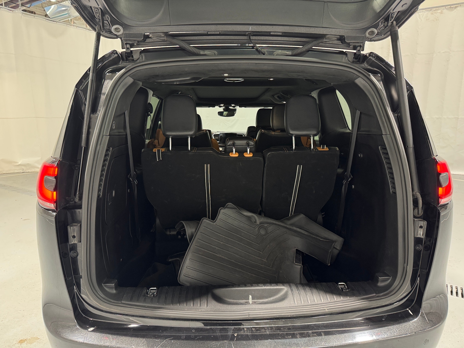 Thumbnail: 2021 Chrysler Pacifica - 6