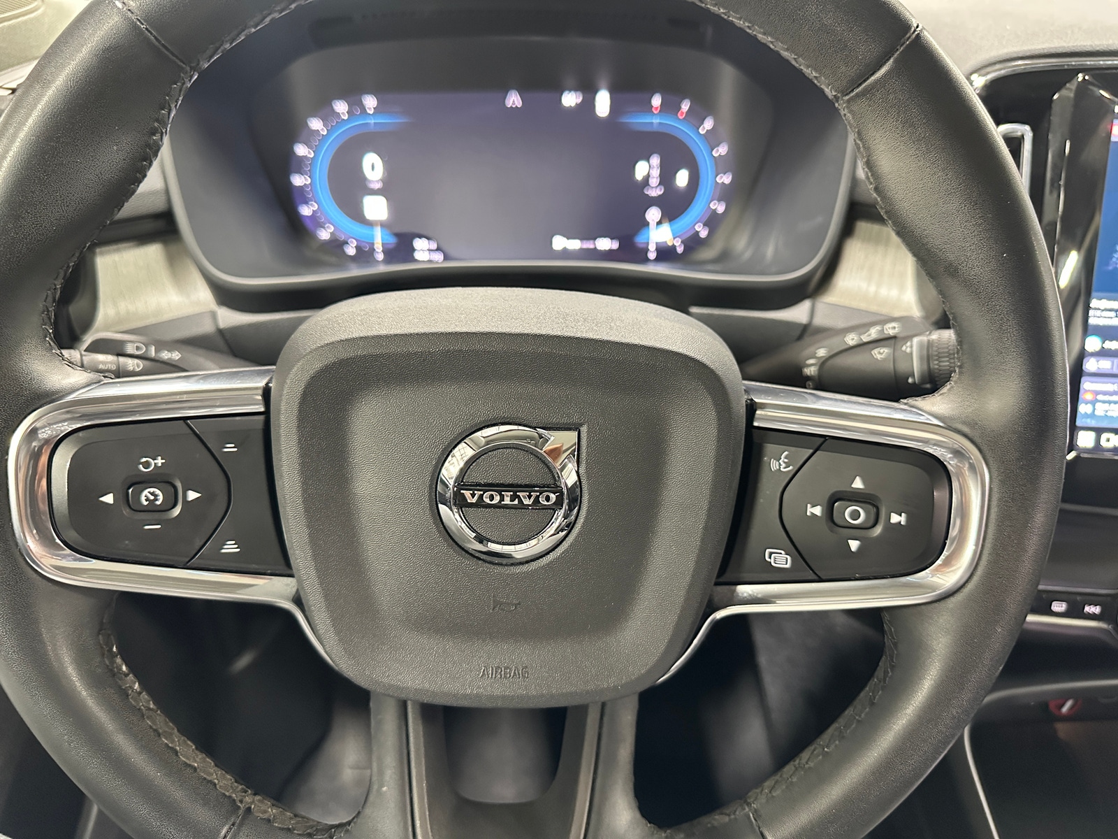 Thumbnail: 2023 Volvo XC40 - 4