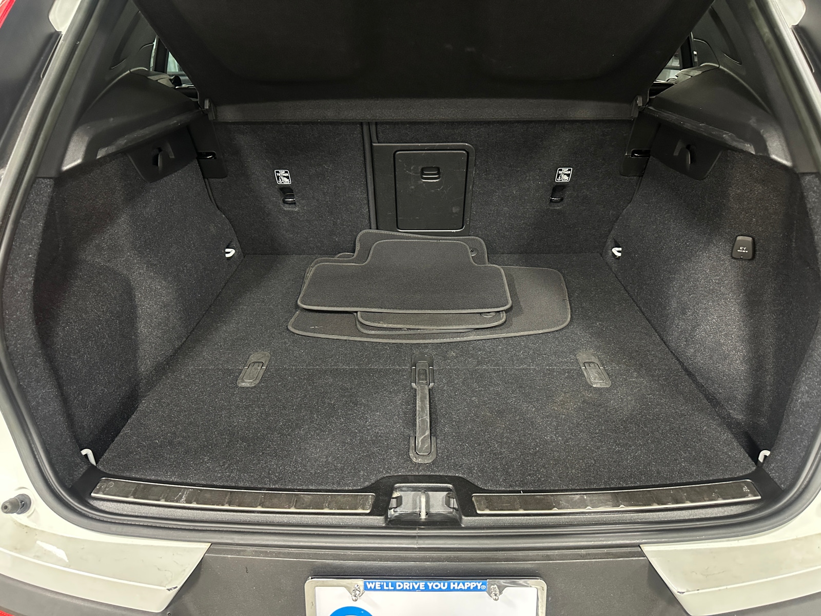 Thumbnail: 2023 Volvo XC40 - 6