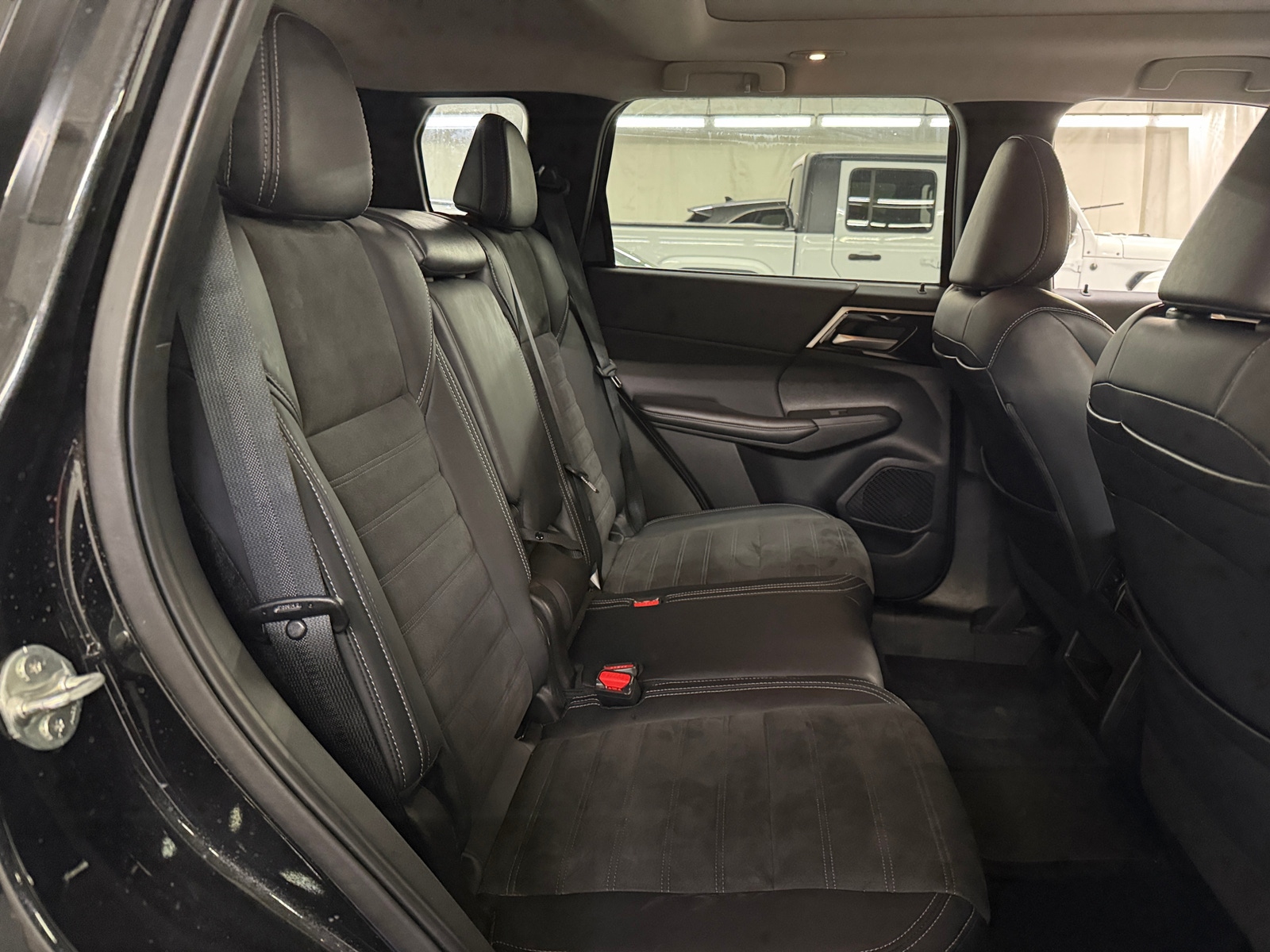 Thumbnail: 2023 Mitsubishi Outlander - 5