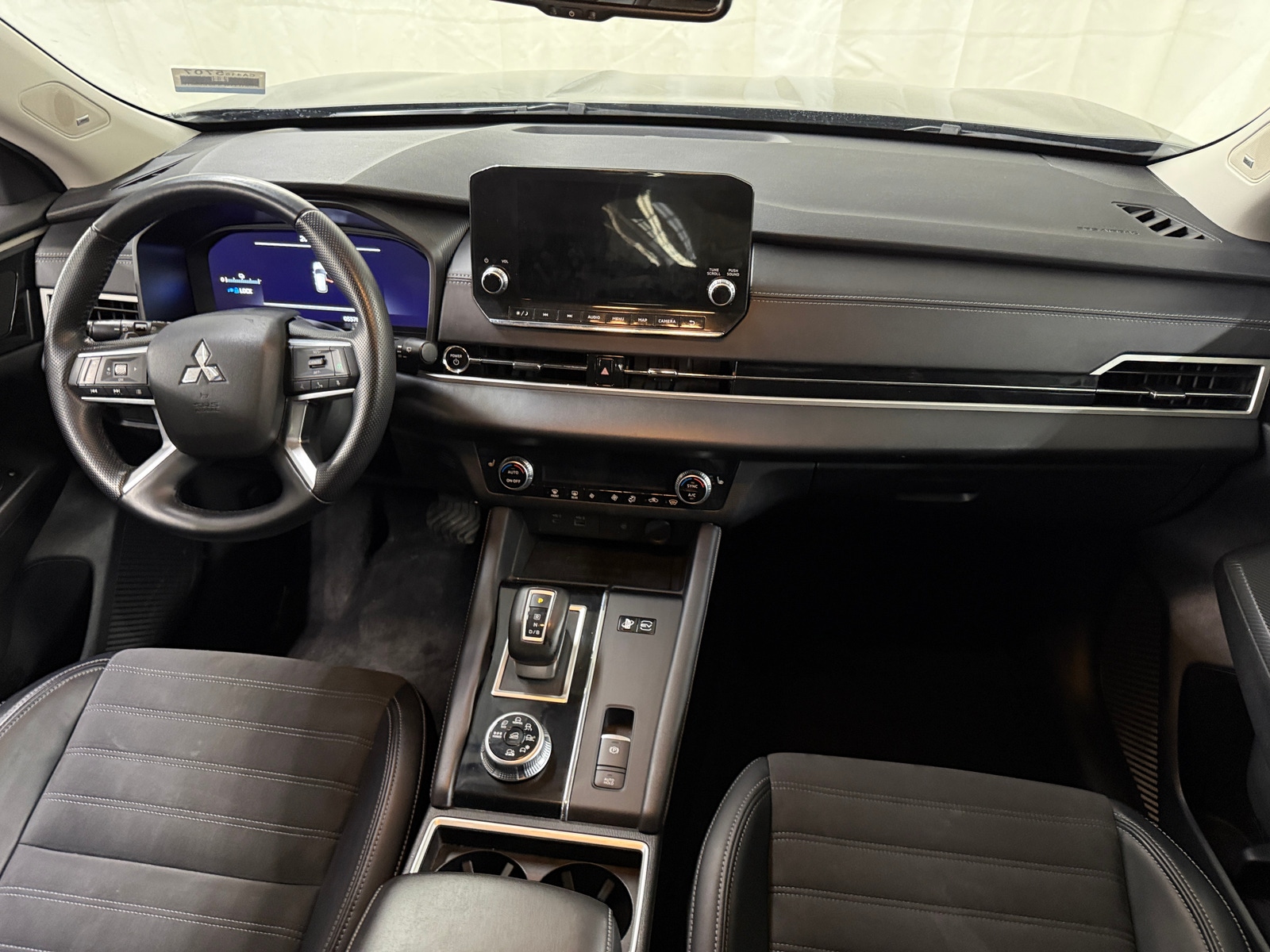 Thumbnail: 2023 Mitsubishi Outlander - 2