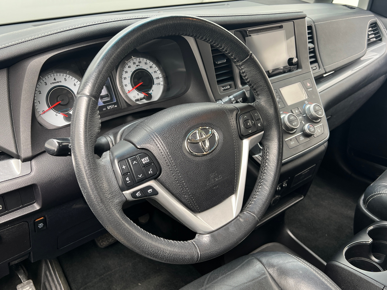 Thumbnail: 2017 Toyota Sienna - 4