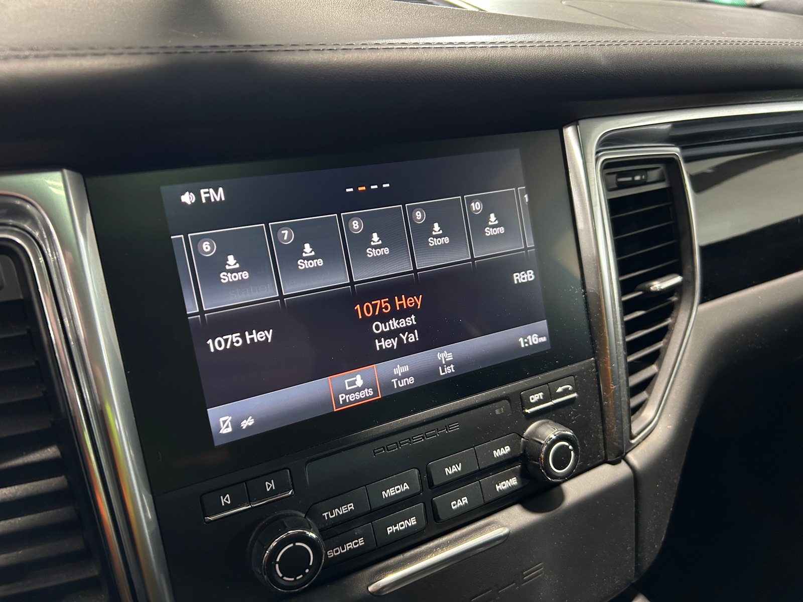 Thumbnail: 2017 Porsche Macan - 3