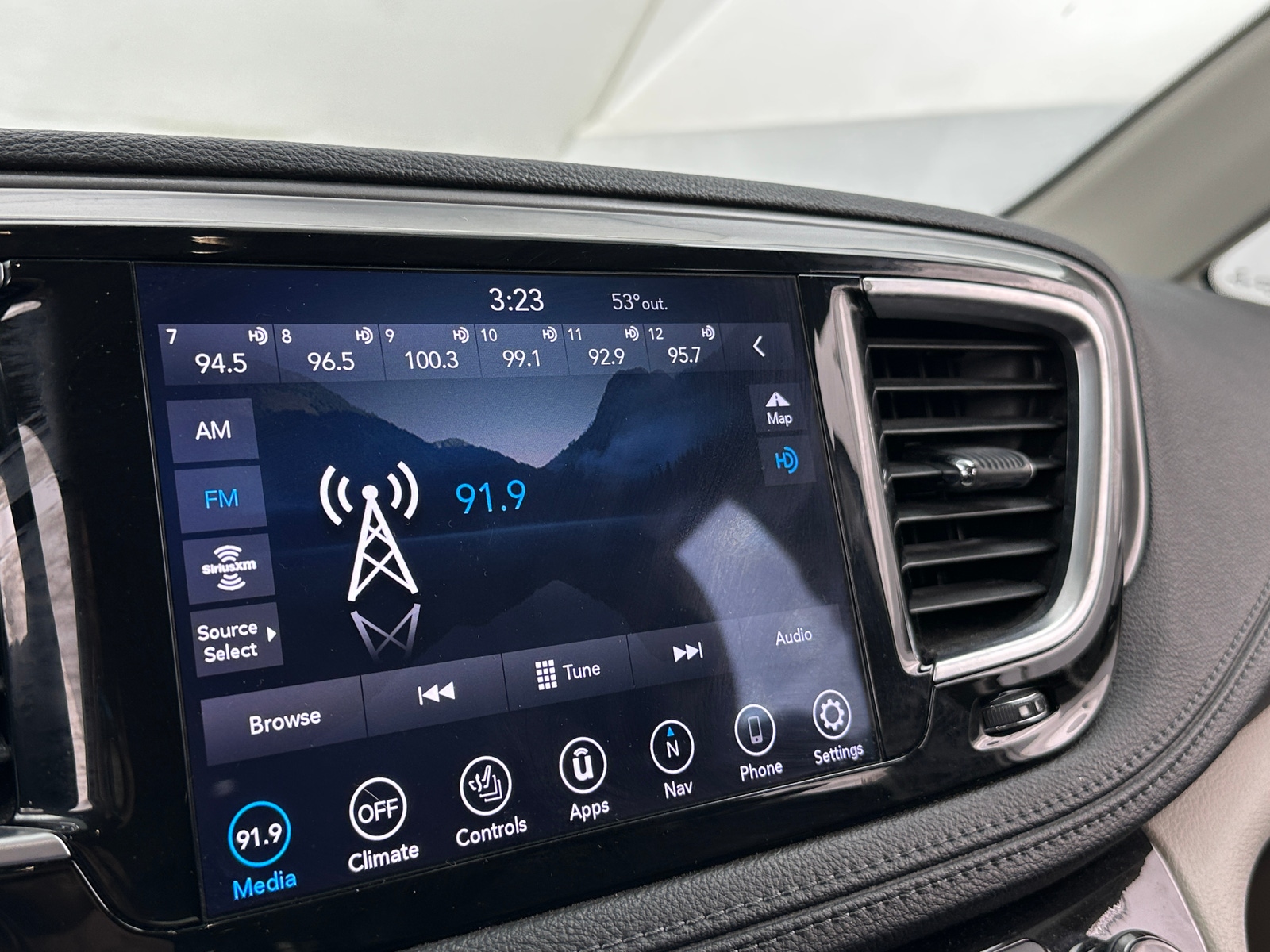 Thumbnail: 2019 Chrysler Pacifica - 3