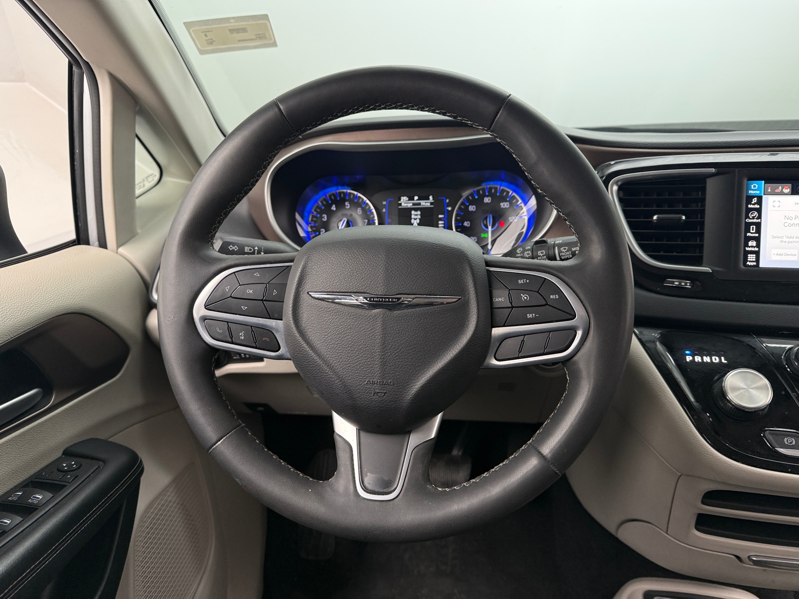 Thumbnail: 2023 Chrysler Voyager - 5