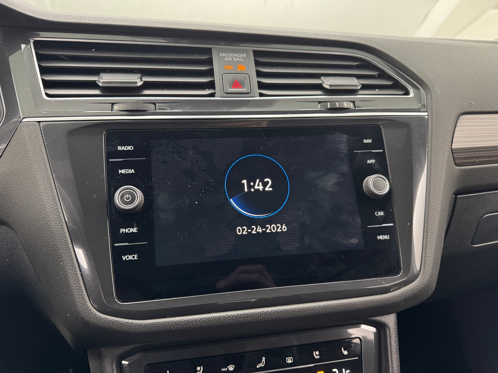 Thumbnail: 2023 Volkswagen Tiguan - 3