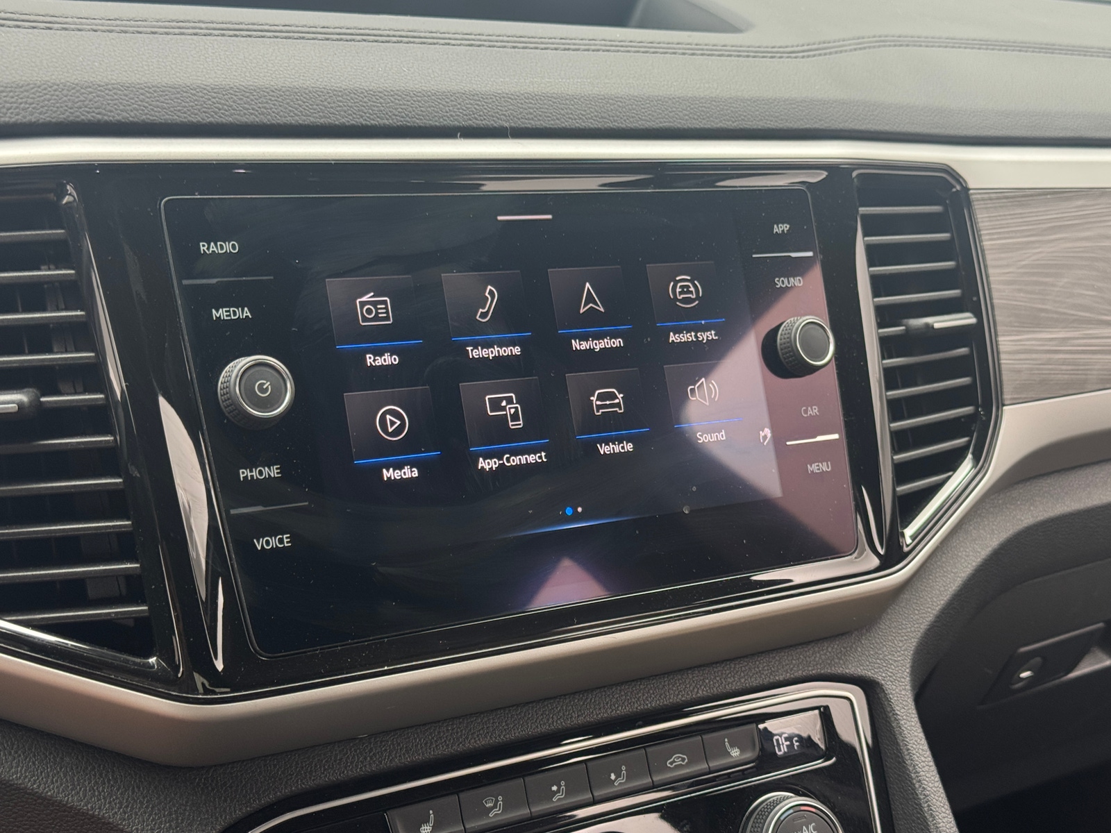 Thumbnail: 2022 Volkswagen Atlas - 3