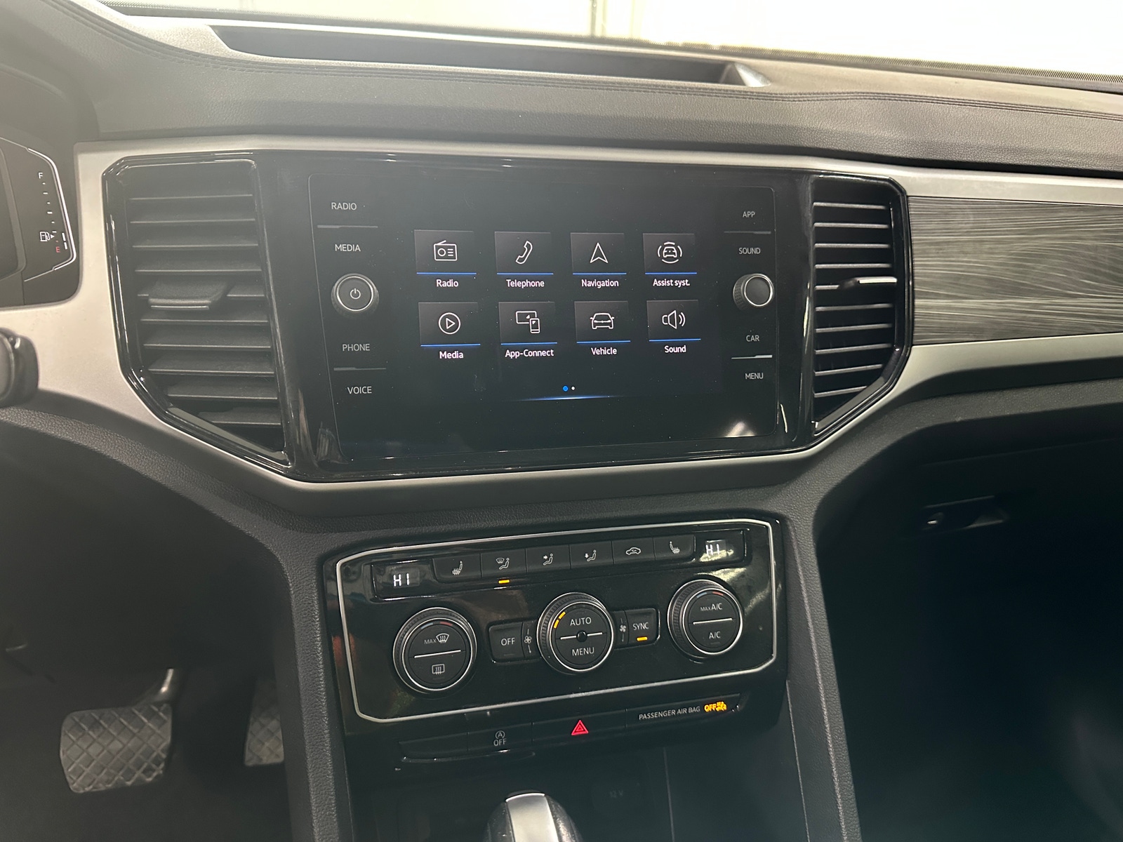 Thumbnail: 2023 Volkswagen Atlas - 3